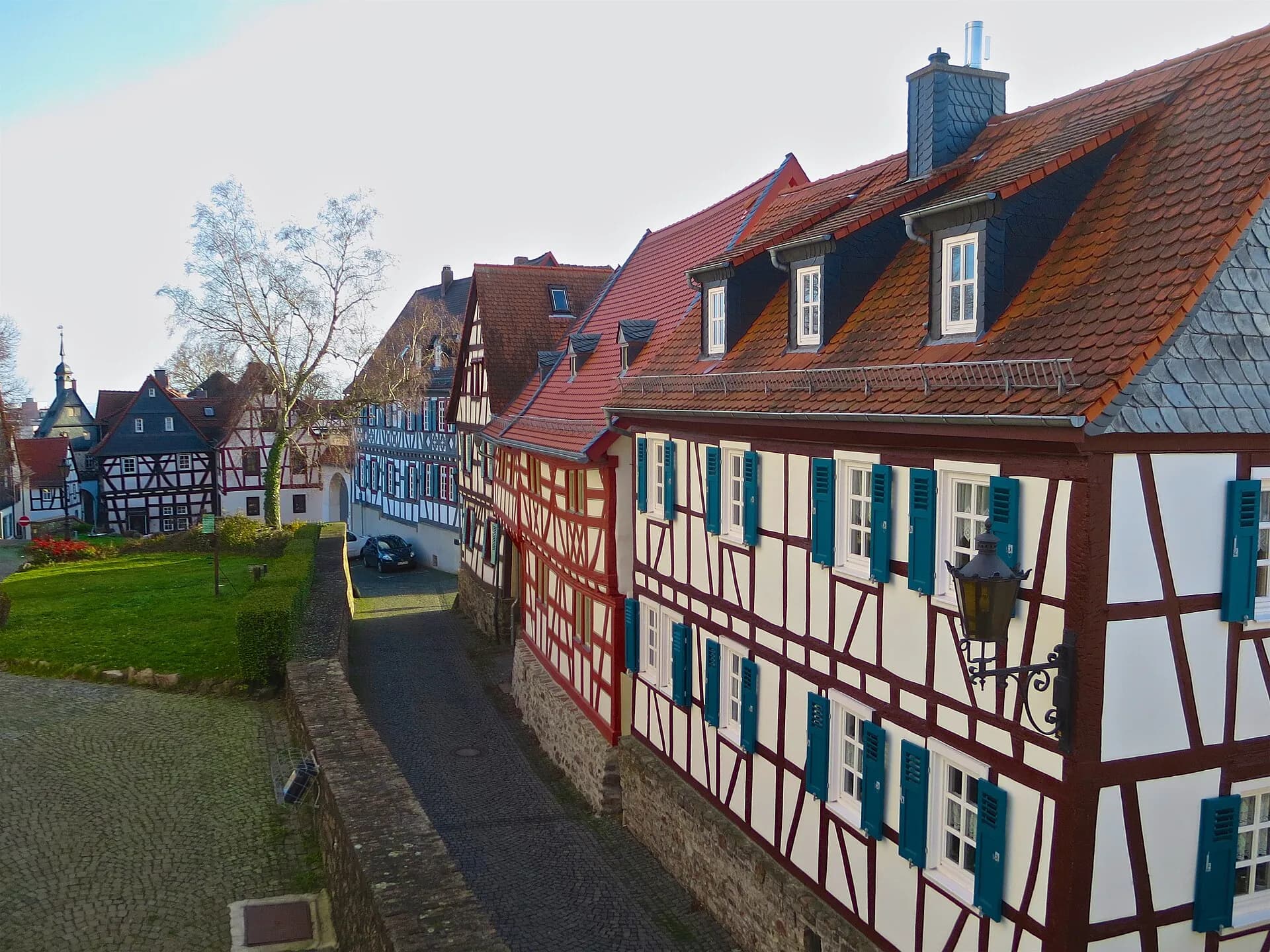 Häuserzeile am Kirchplatz von St. Ursula in Oberursel (Taunus)