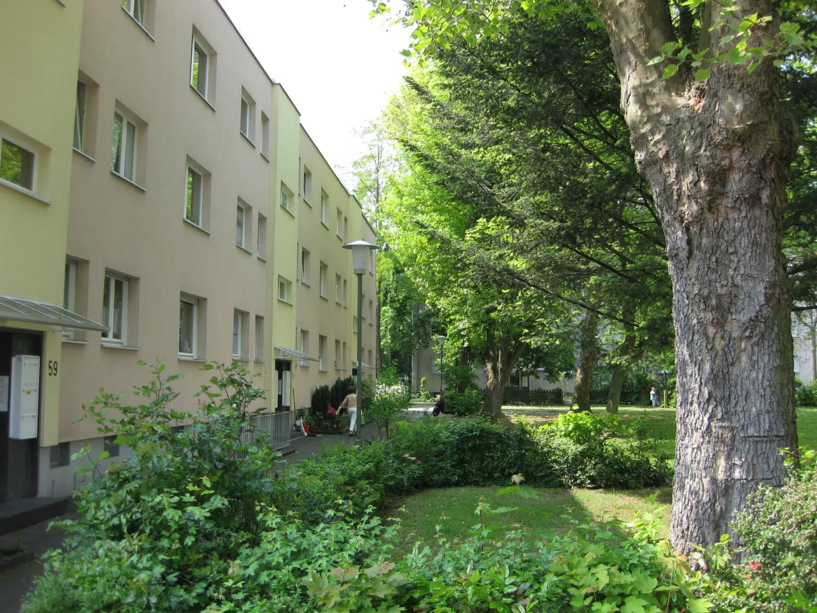 Wohnzeile mit Grünanlage in Offenbach-Lauterborn