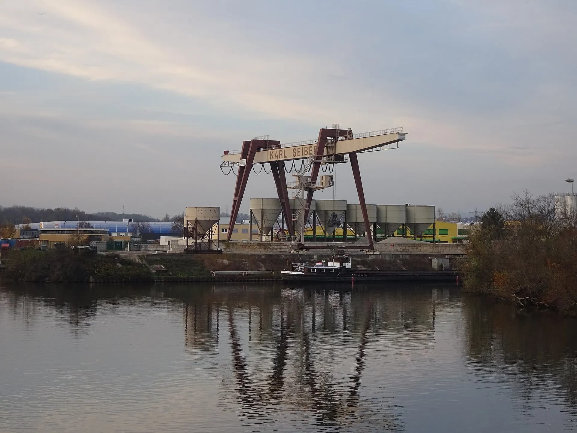 Hafenkran in Abendstimmung in Flörsheim am Main