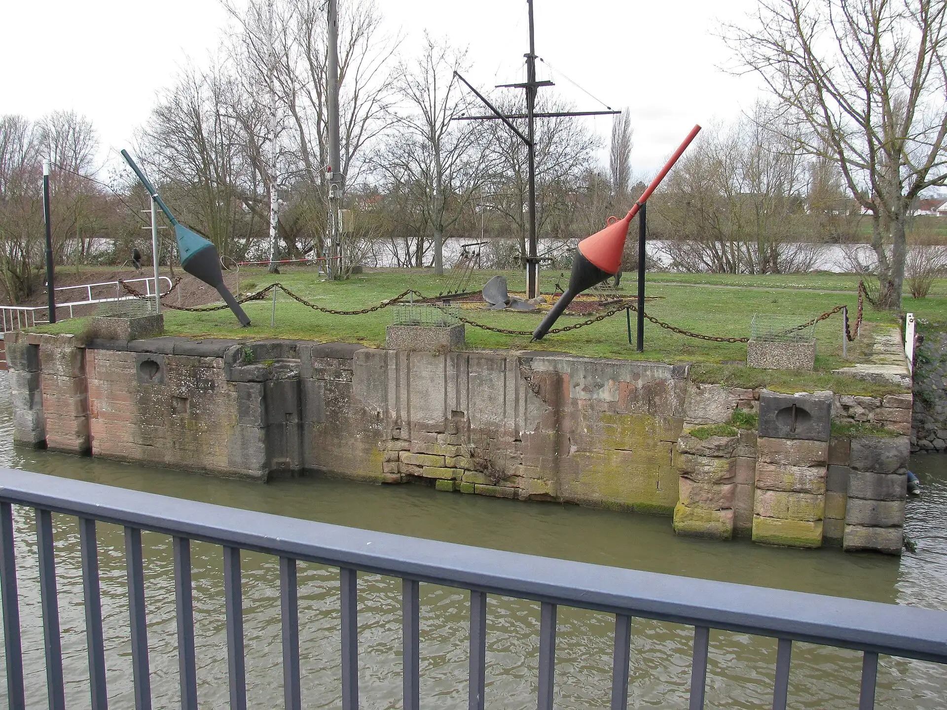 Skulptur am Hafenbecken in Raunheim