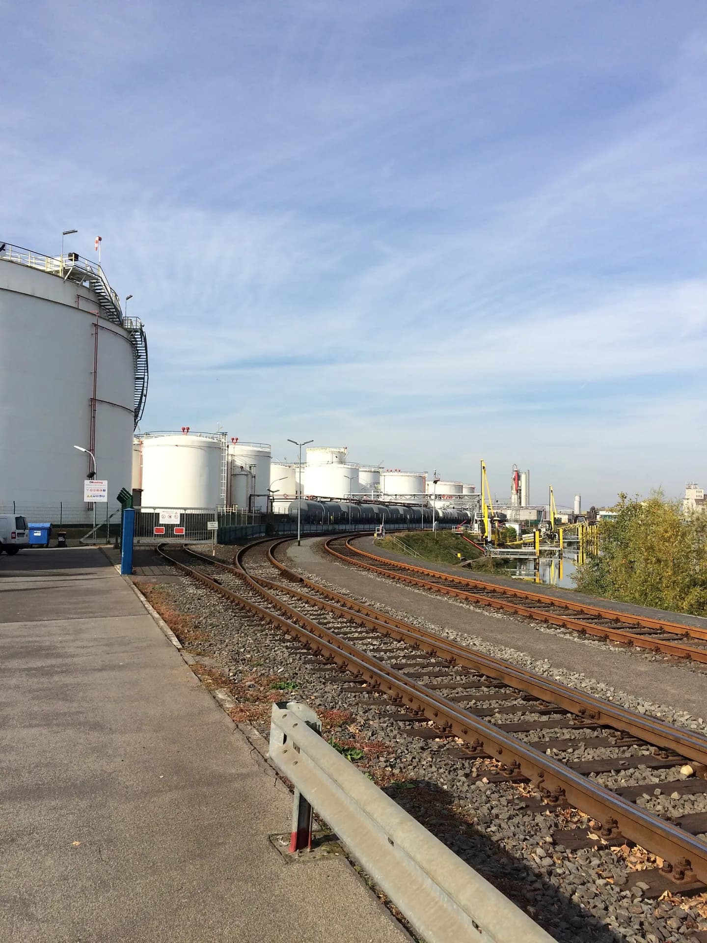 Tanklager an der Südseite des Hafenbeckens in Hanau