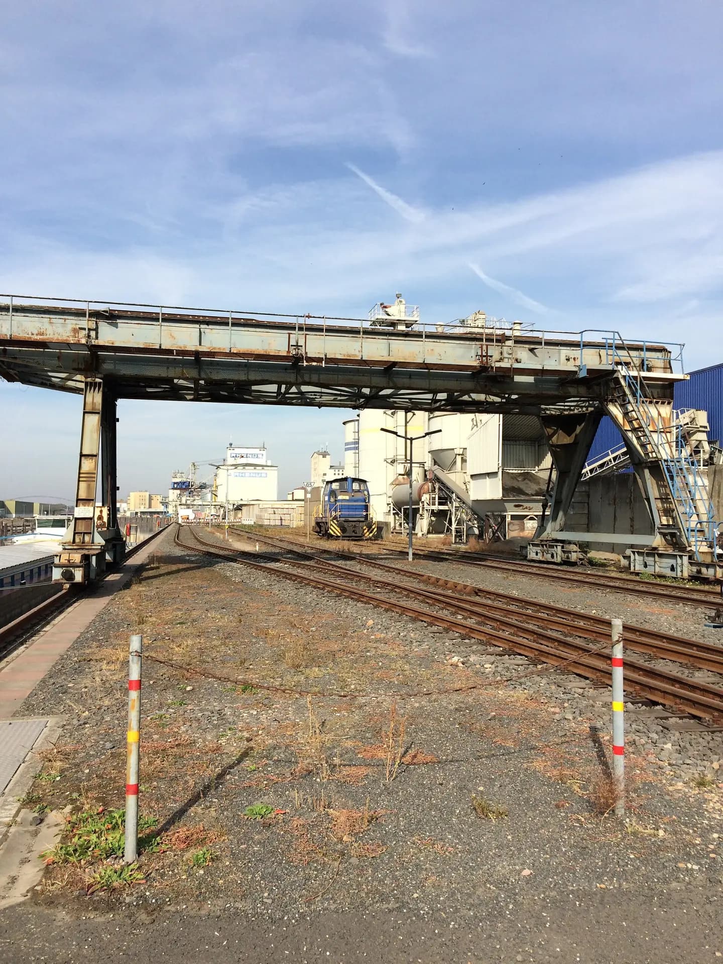 Verladebrücke über den Hafengleisen in Hanau