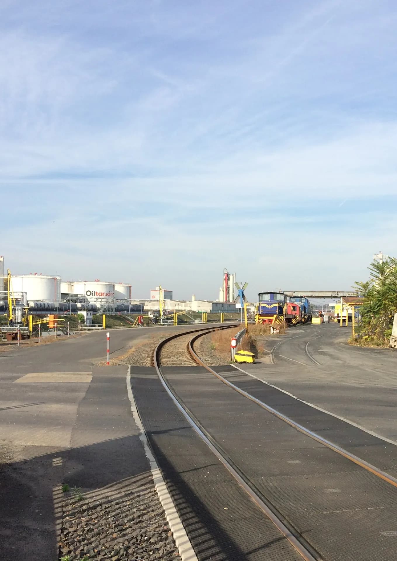 Gleise der Hafenbahn entlang des Tanklagers in Hanau