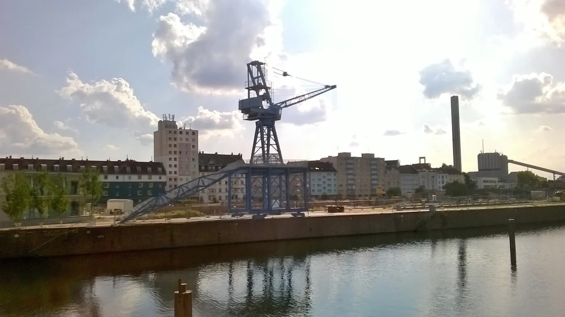 Hafenbecken im Abendlicht in Offenbach-Hafen