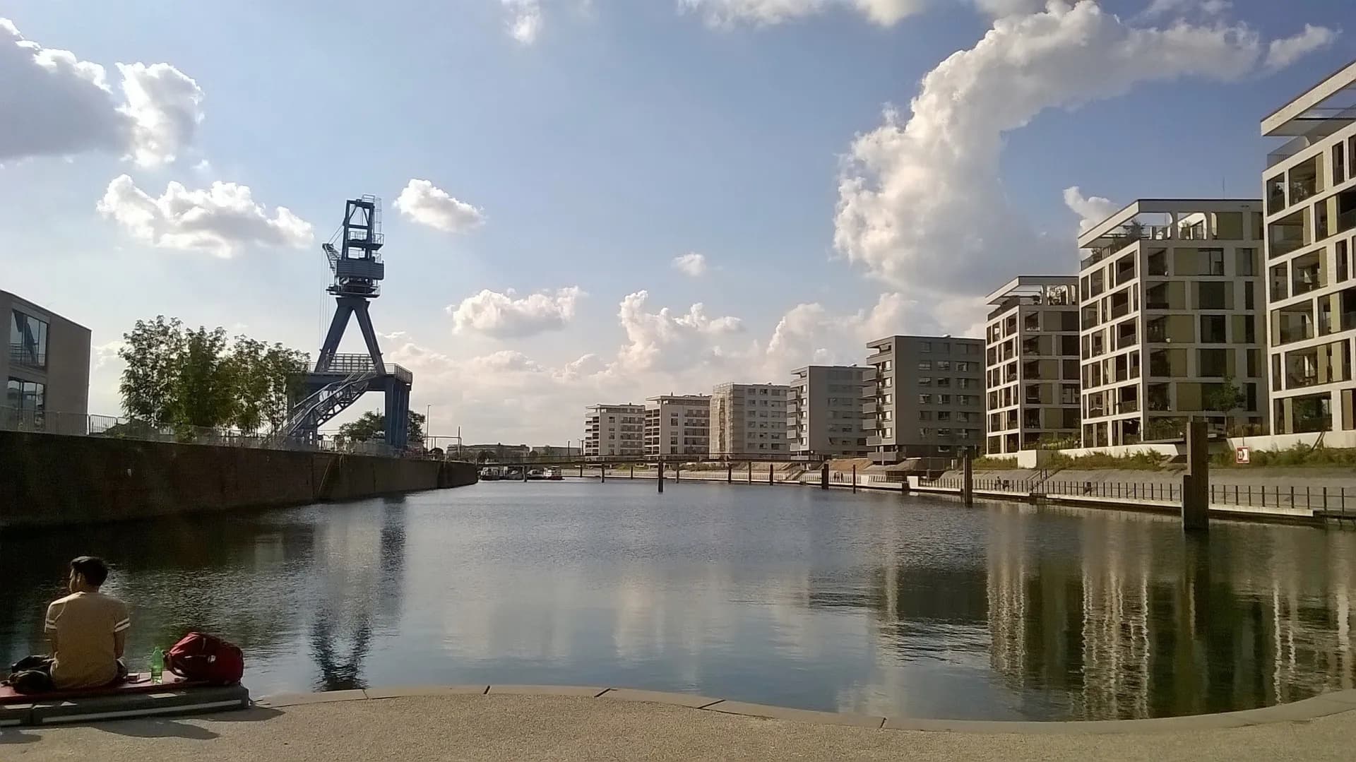 Hafenbecken mit Hafenkran in Offenbach-Hafen
