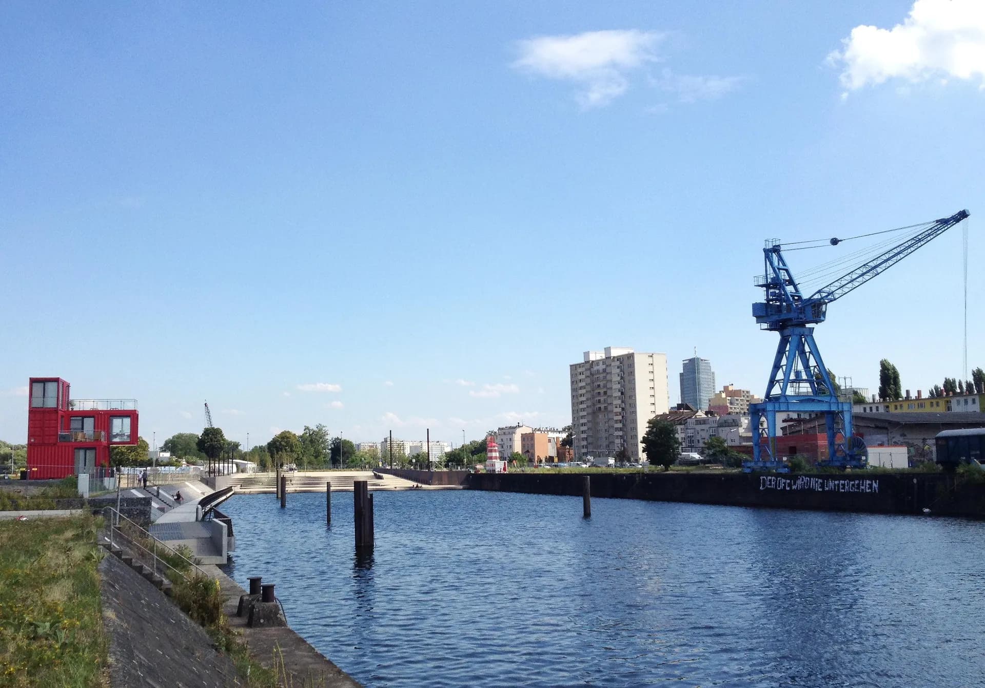 Blick nach Westen über das Hafenbecken in Offenbach-Hafen