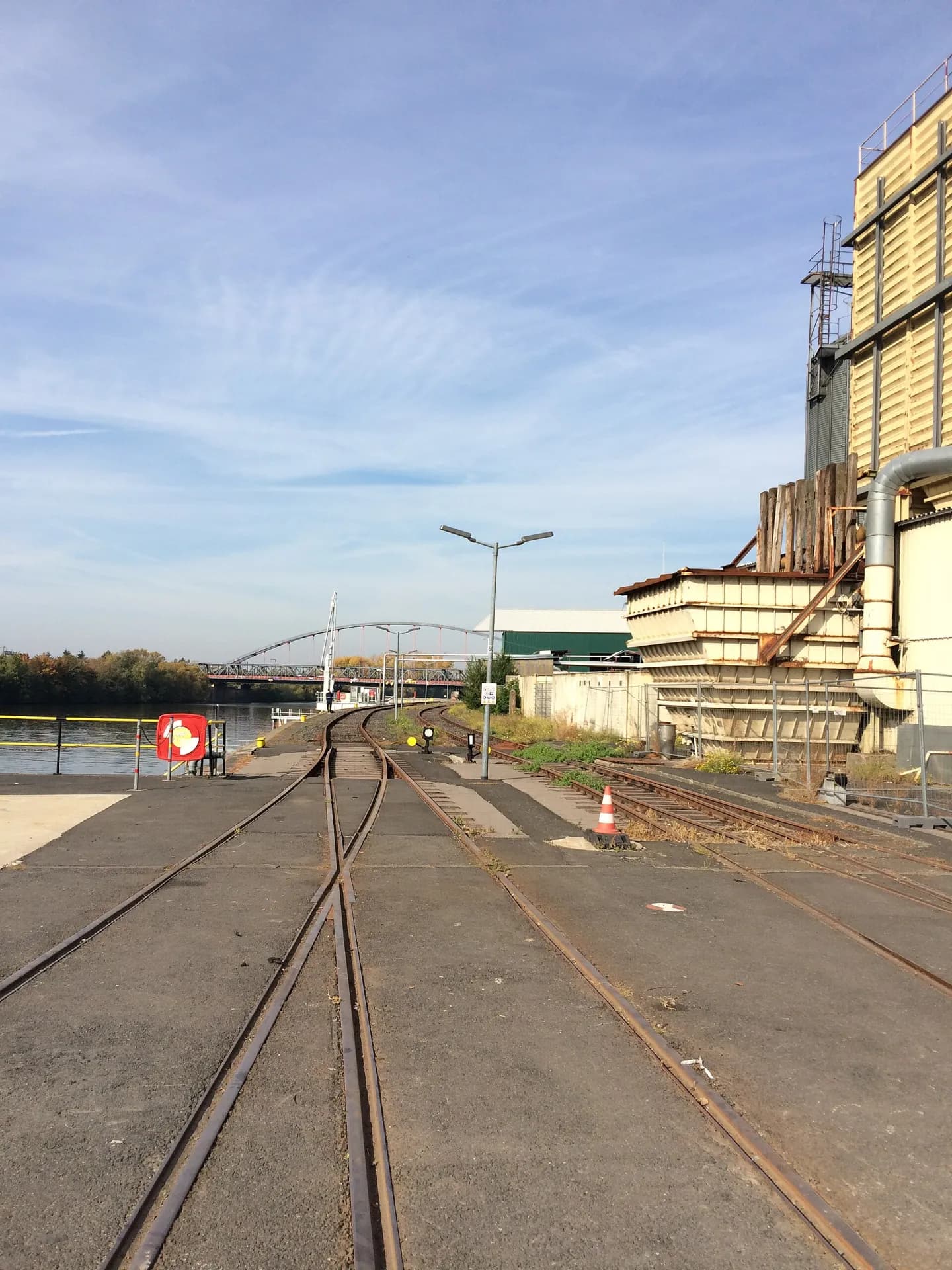 Gleise am nördlichen Hafenbecken in Hanau