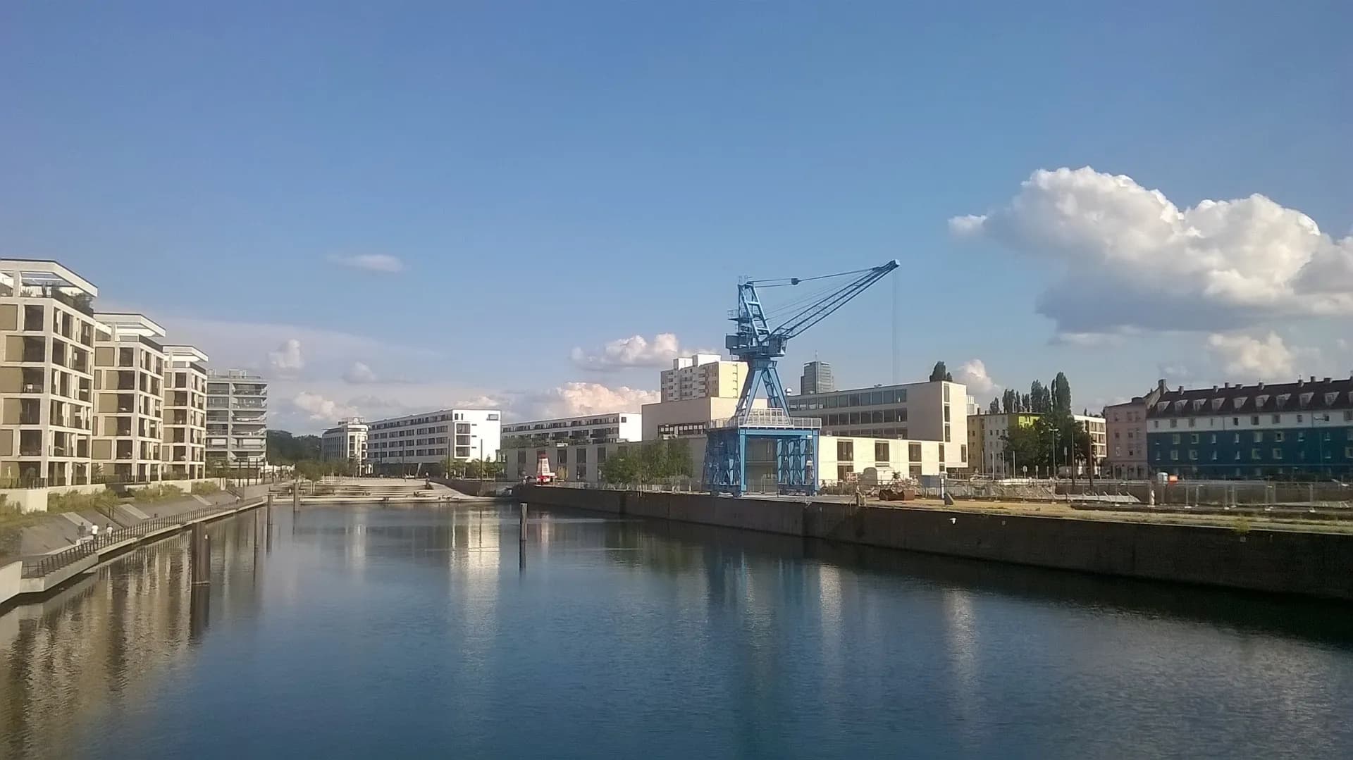 Panorama des Hafenbeckens in Offenbach-Hafen