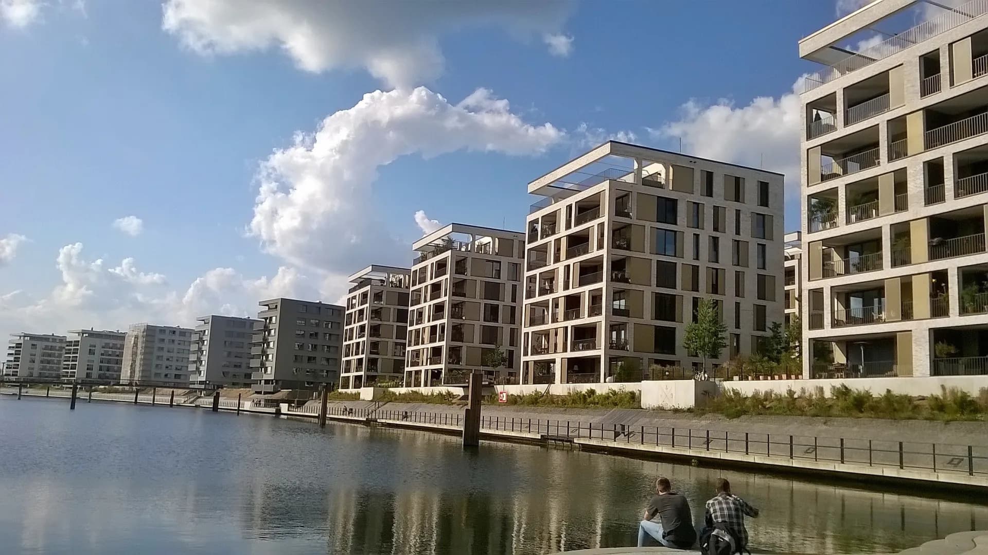 Uferbebauung am Hafenbecken in Offenbach-Hafen