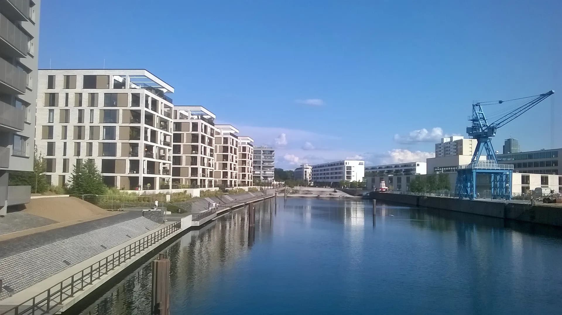 Westufer des Hafenbeckens in Offenbach-Hafen