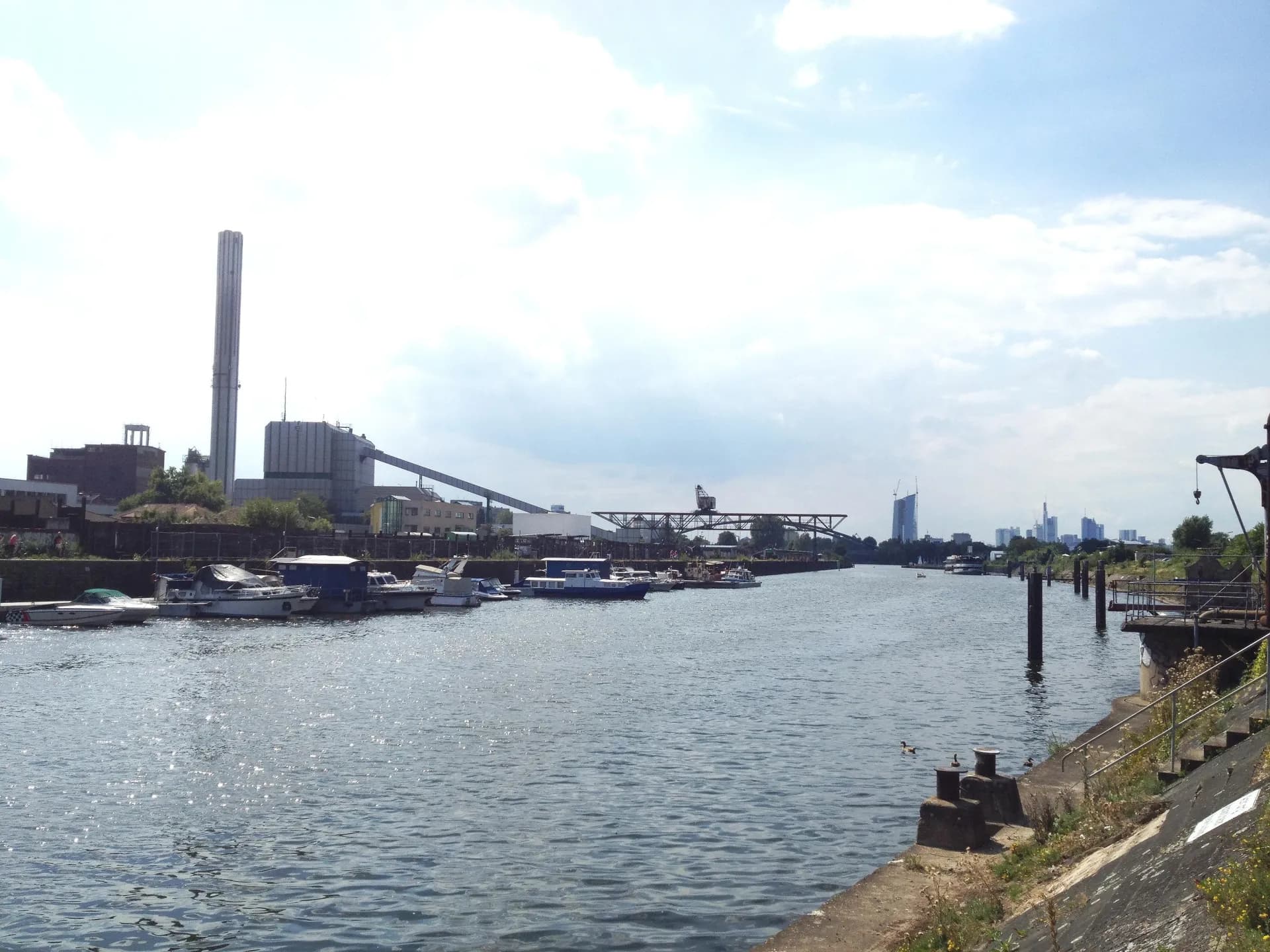 Hafeneinfahrt am Main in Offenbach-Hafen