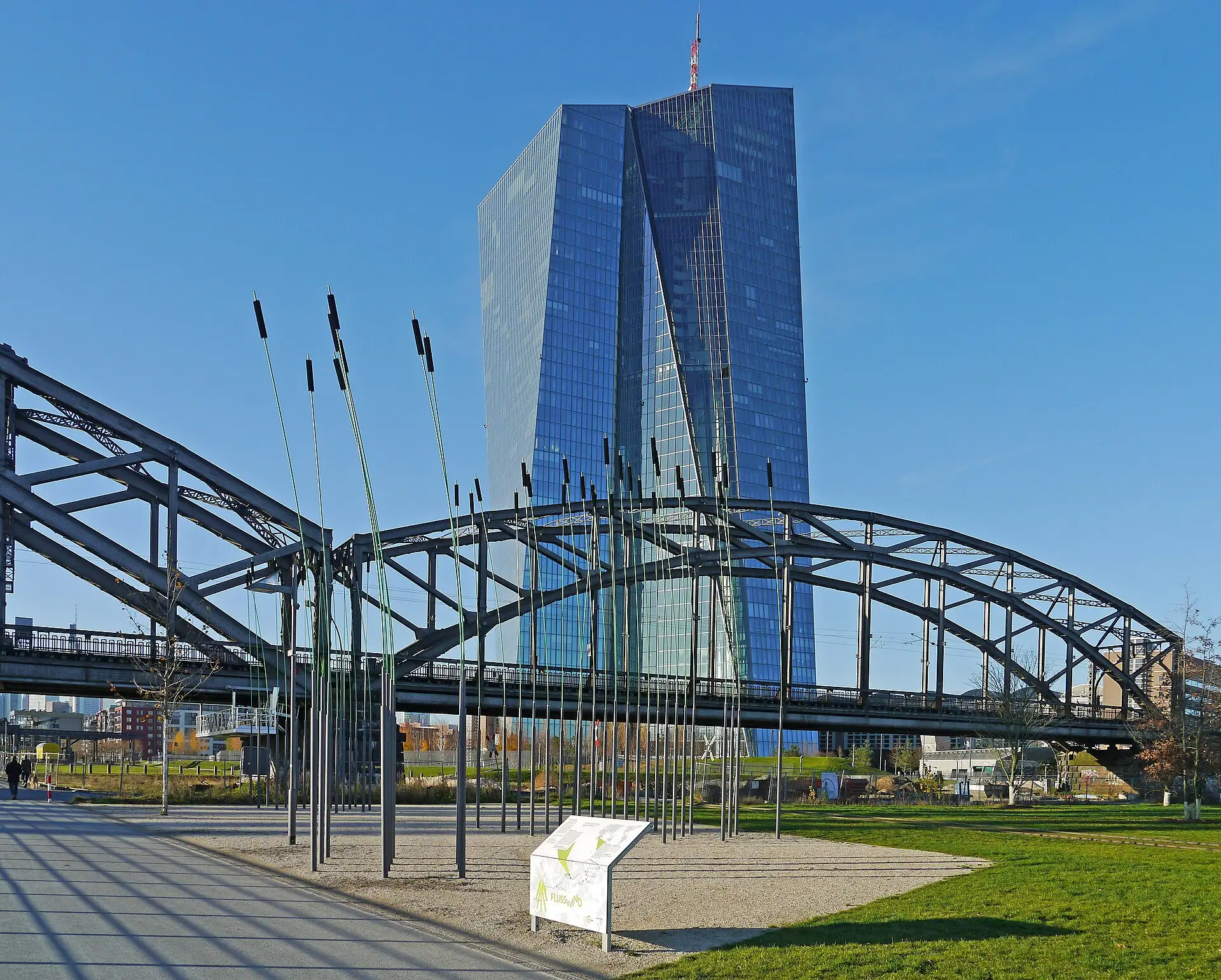 Honsellbrücke und Europäische Zentralbank am Hafenpark im Frankfurter Ostend