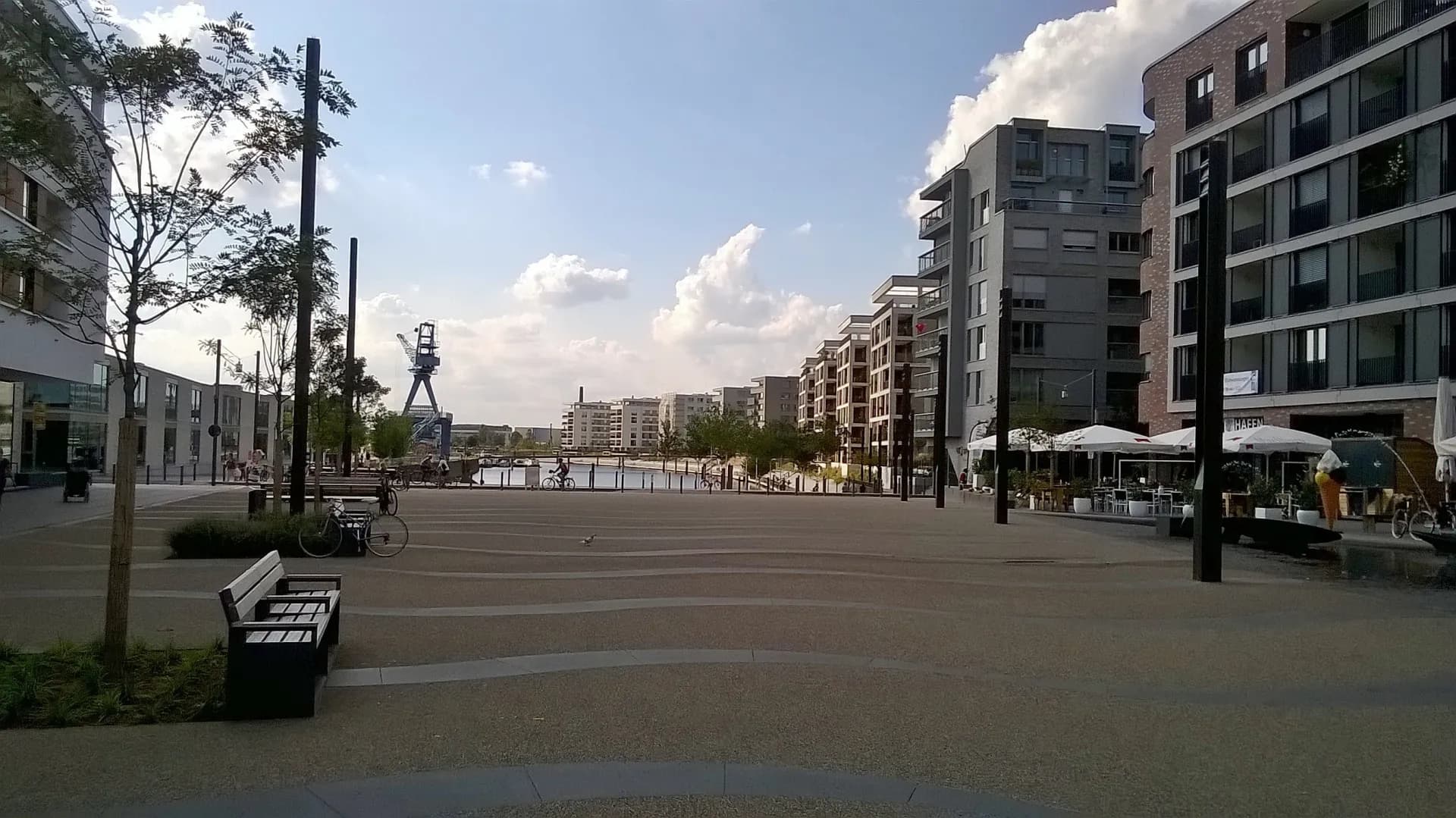 Hafenplatz mit Sitzbänken in Offenbach-Hafen