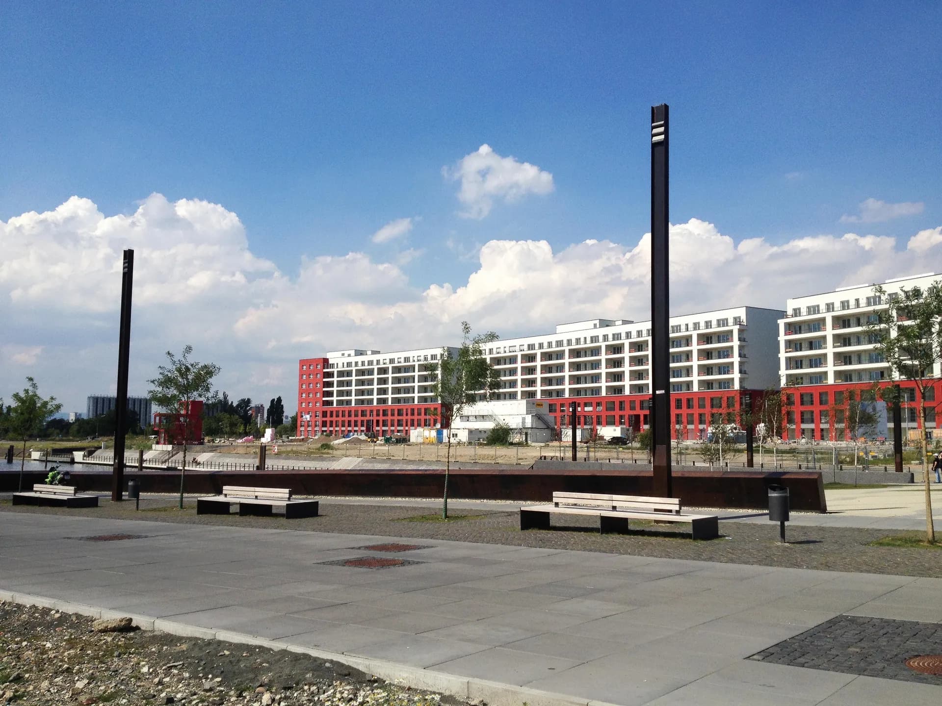 Hafenplatz mit langgestrecktem Wohnbau in Offenbach-Hafen