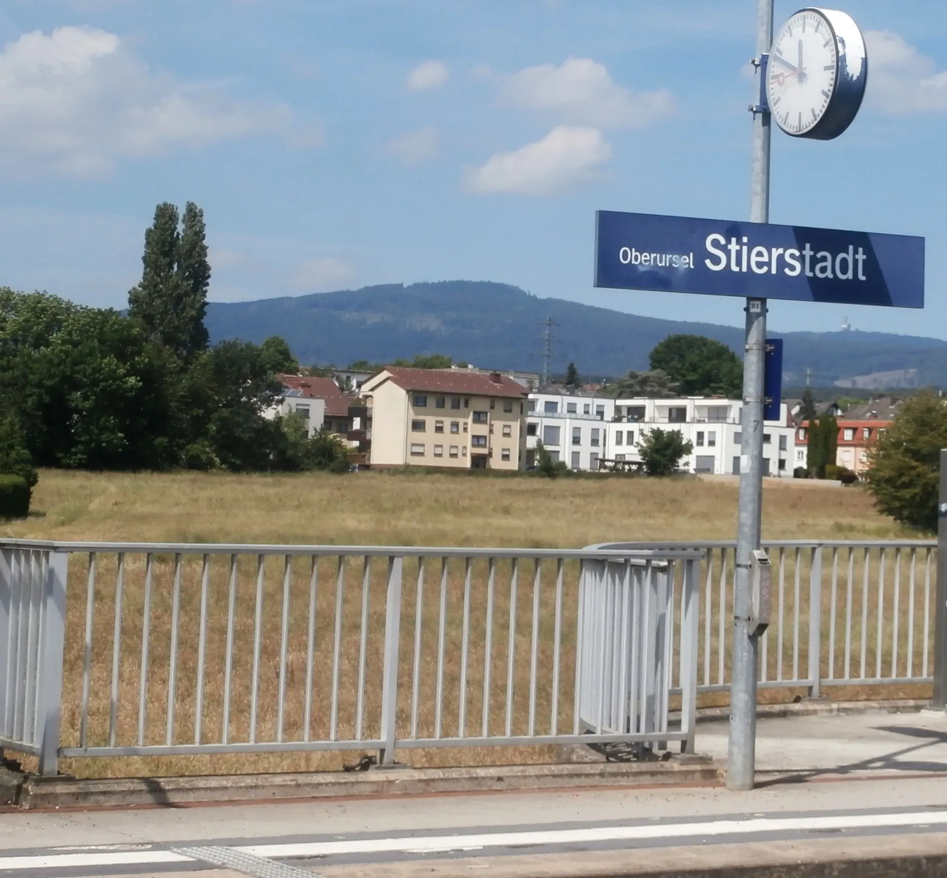 Blick vom Haltepunkt zum Großen Feldberg in Oberursel-Stierstadt