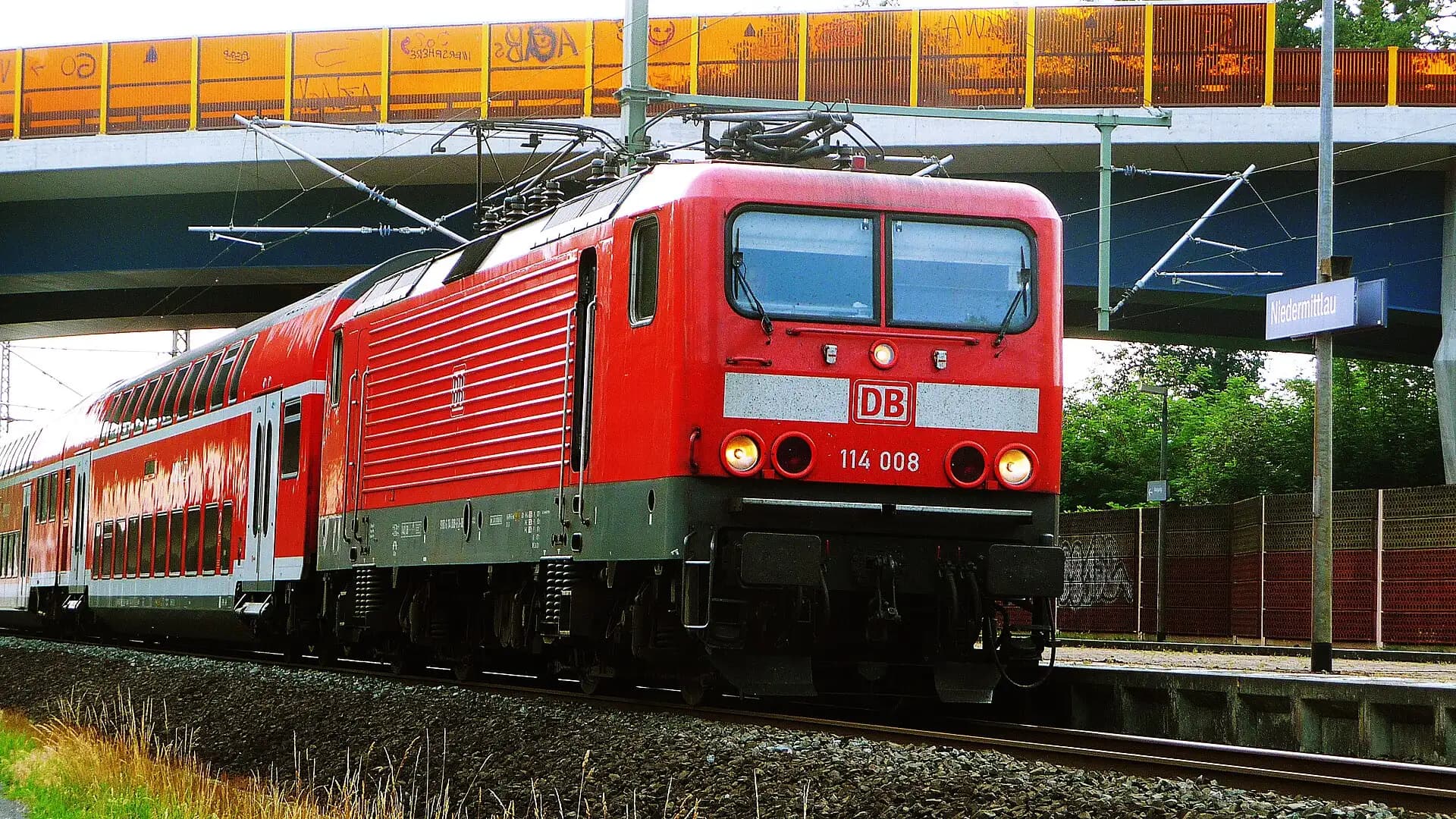 Regionalbahn am Haltepunkt Niedermittlau in Hasselroth