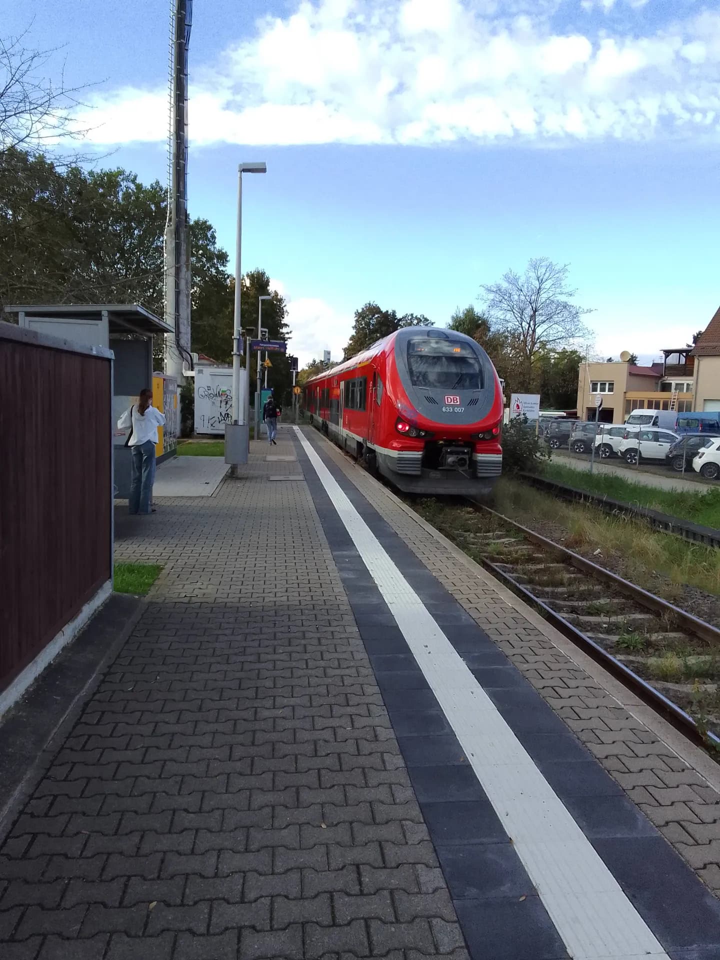 Triebwagen am Haltepunkt in Dreieich-Offenthal