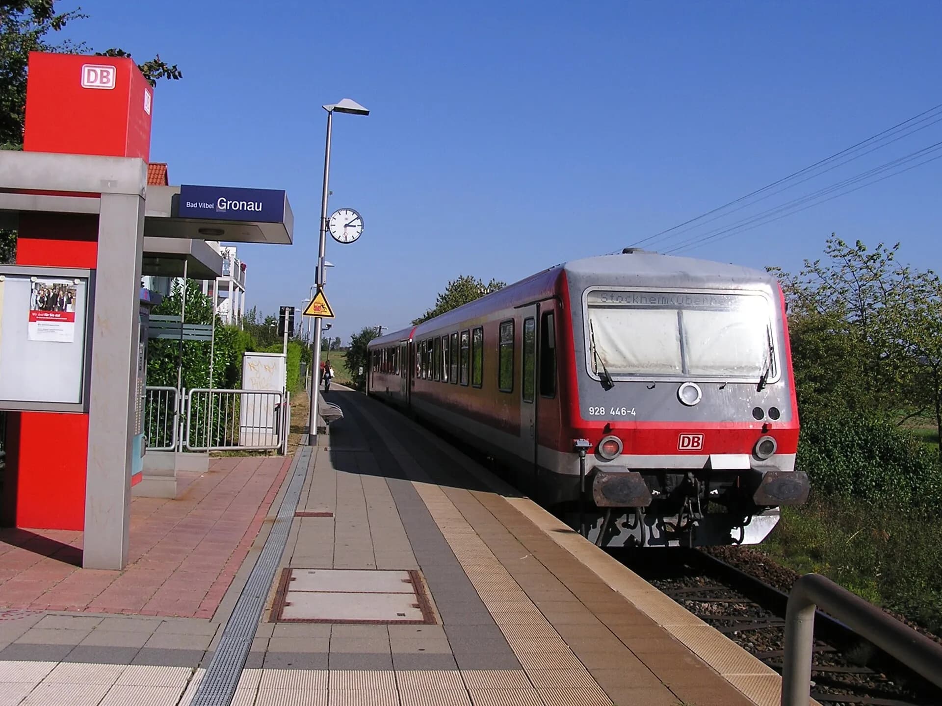 Triebwagen am Haltepunkt Bad Vilbel-Gronau