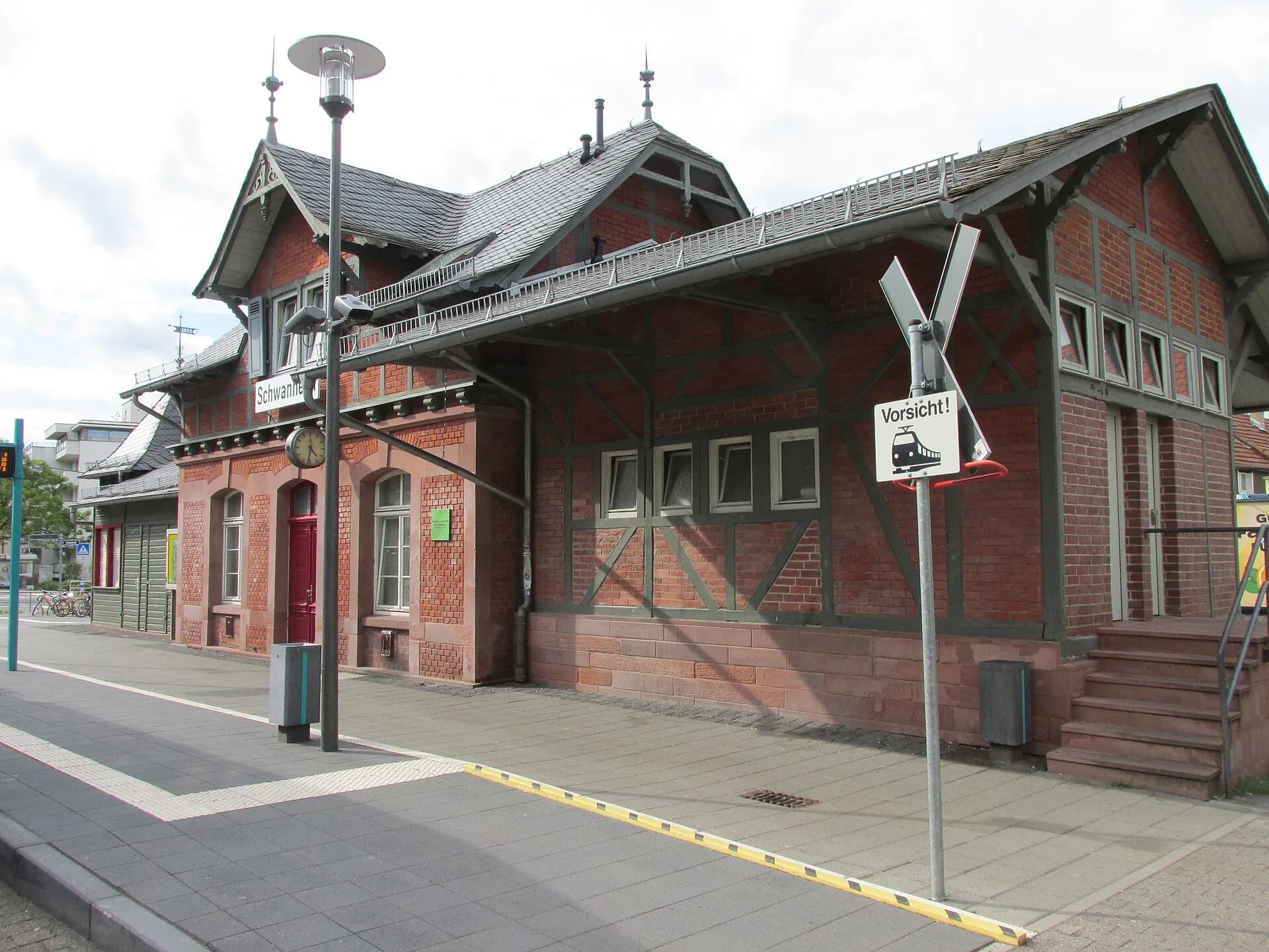 Historisches Stationsgebäude an der Rheinlandstraße in Frankfurt Schwanheim