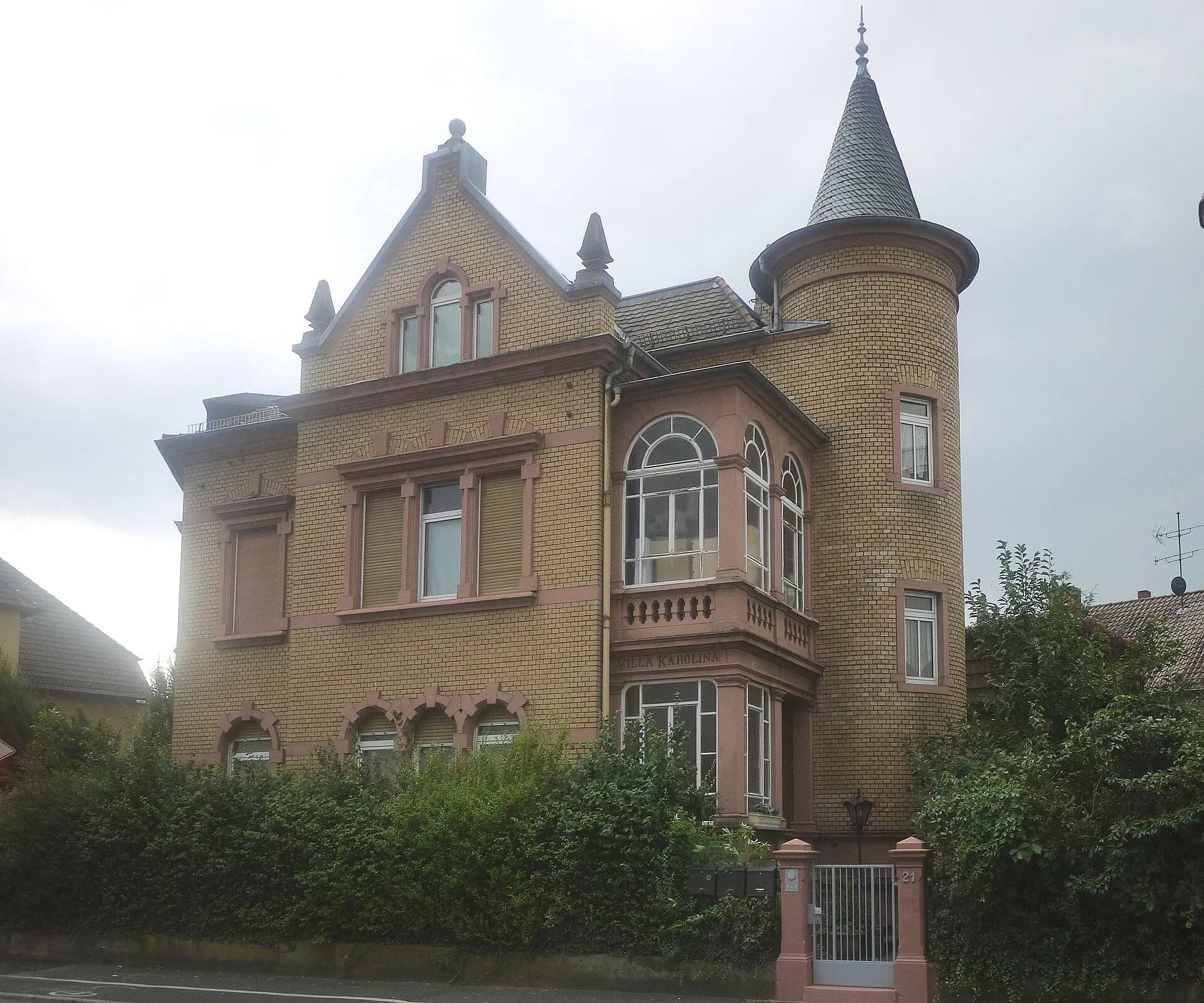 Villa mit Ecktürmchen in der Hanauer Straße in Aschaffenburg