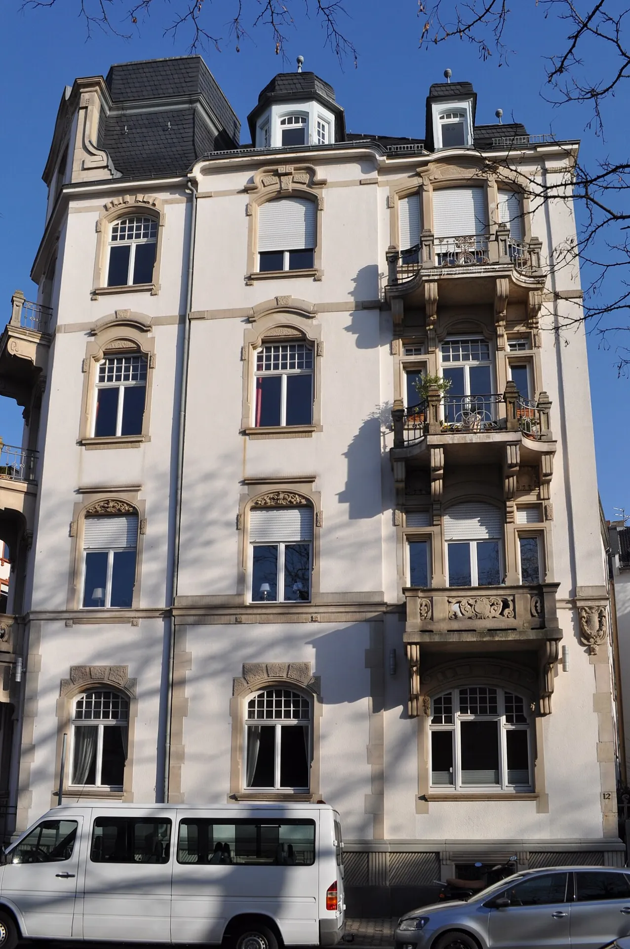 Gründerzeitfassade mit Erker an der Hansaallee im Frankfurter Westend