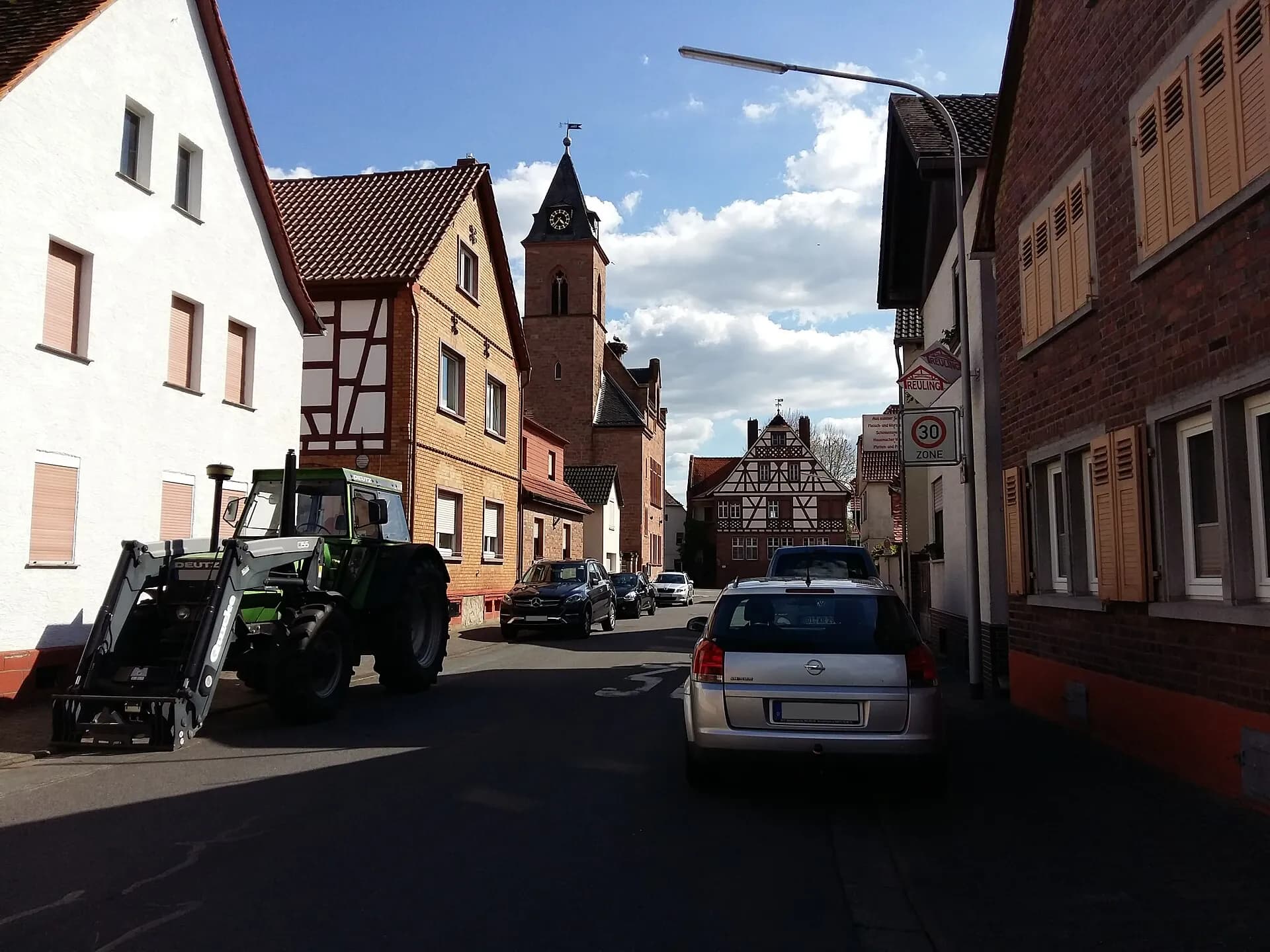 Kirchstraße mit Blick auf den Kirchturm in Babenhausen-Harpertshausen