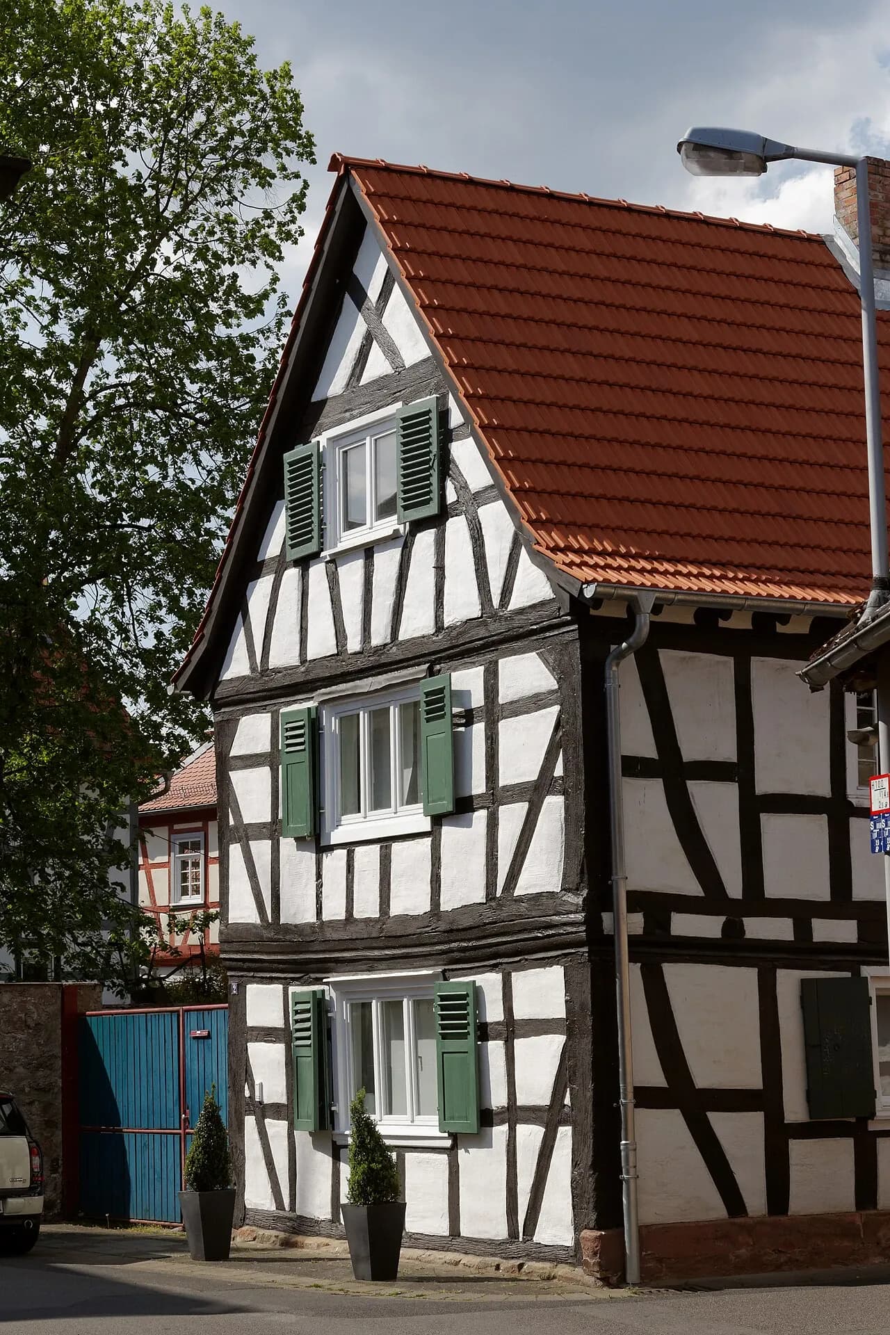 Giebelseite des Fachwerkhauses Dorfstraße 2 in Babenhausen-Harreshausen