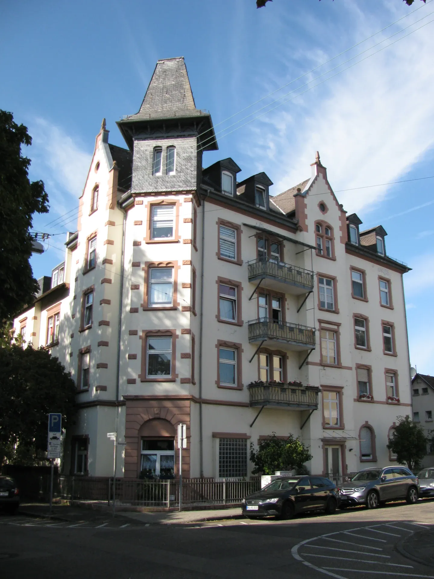 Eckhaus mit Turmaufsatz am Hasenpfad in Hanau