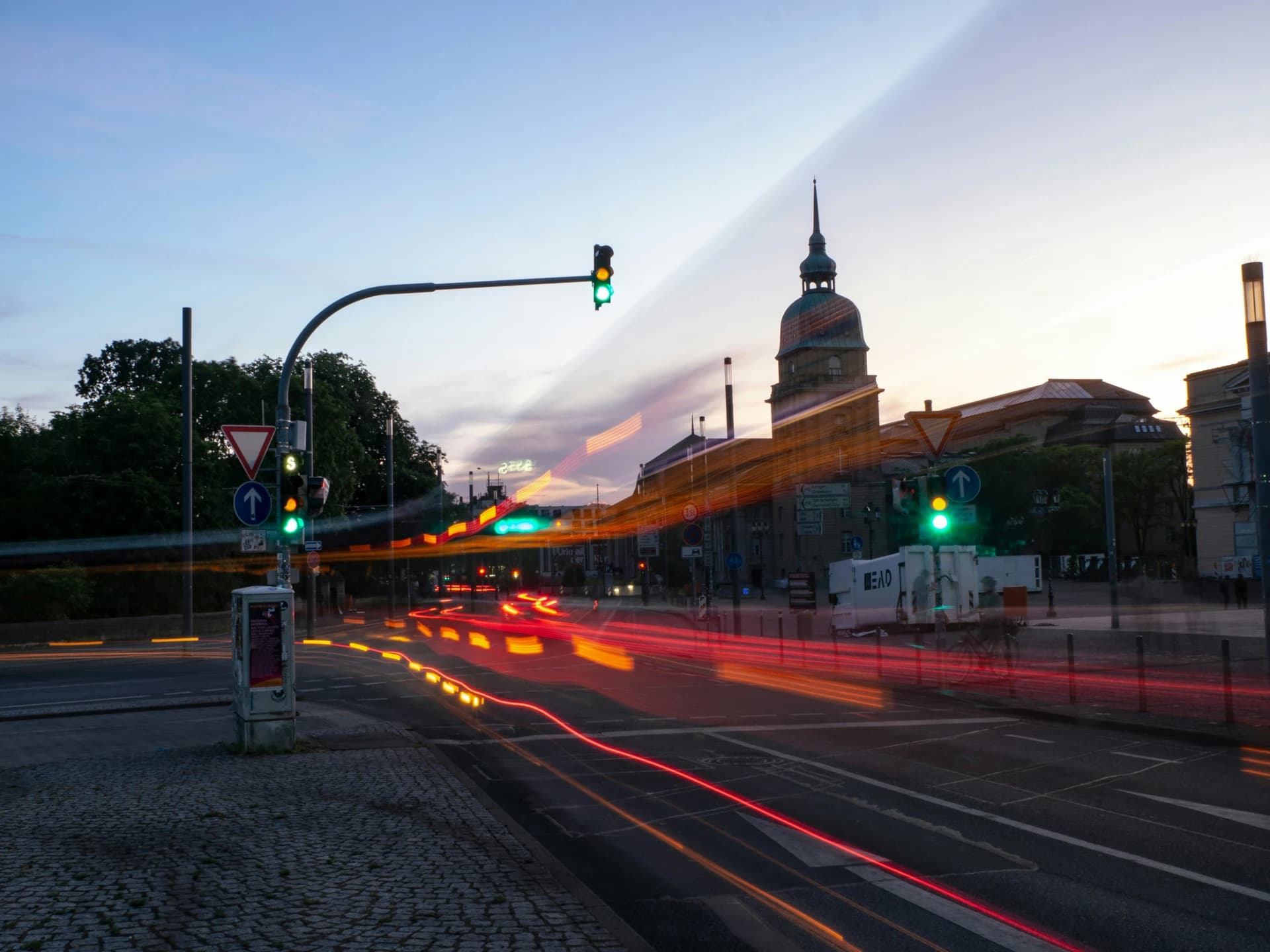 Hauptbahnhof Darmstadt in der Abenddämmerung mit Lichtspuren