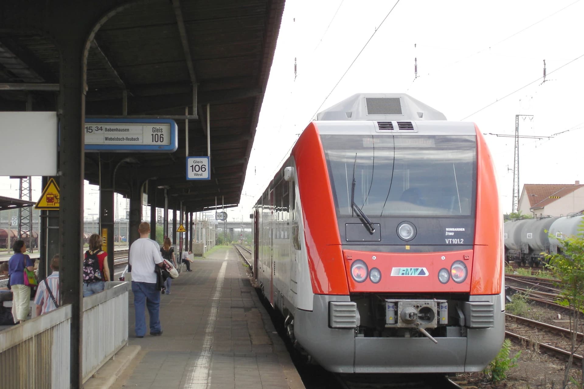 Regionalzug am Bahnsteig des Hauptbahnhofs Hanau