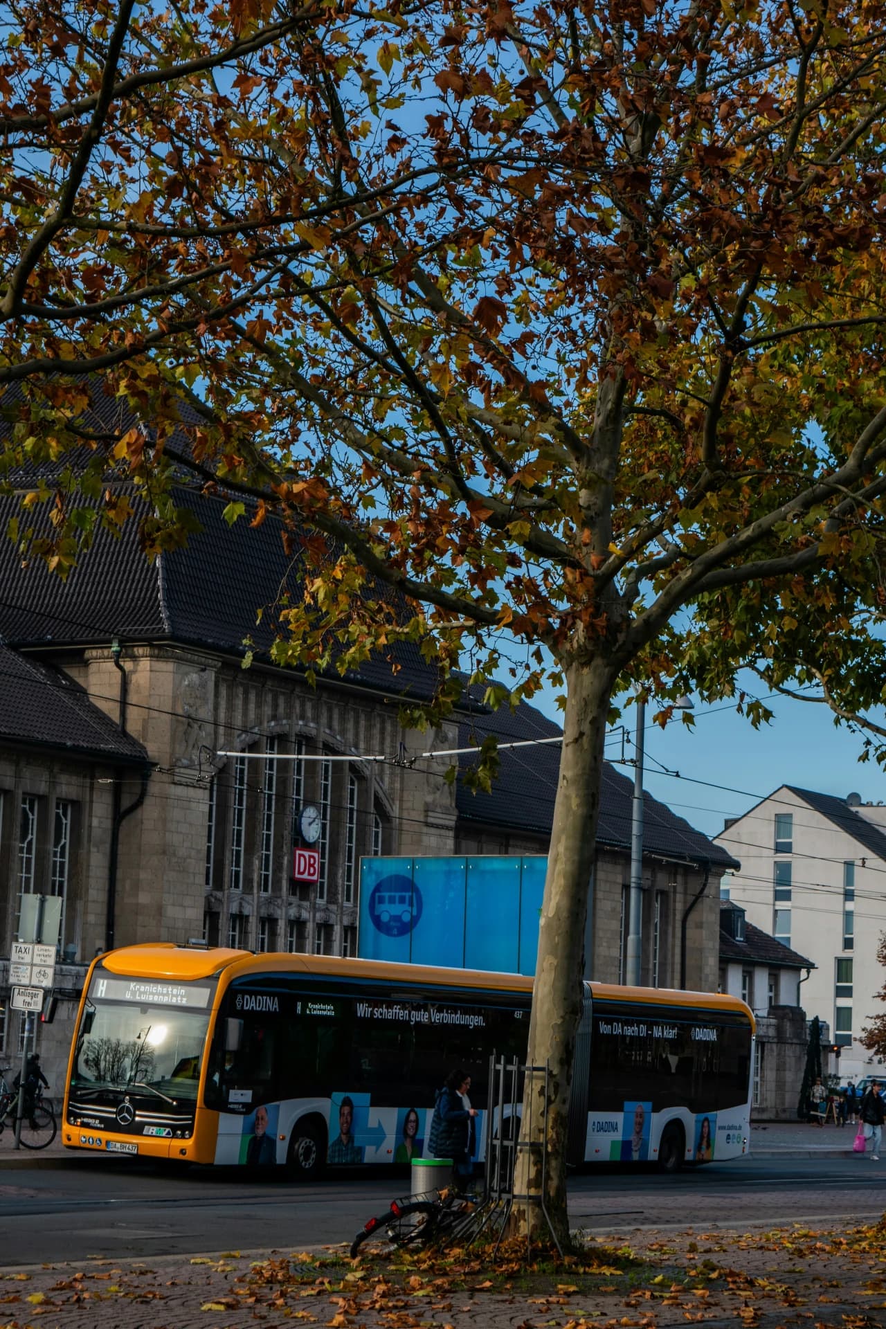 Bus vor dem Hauptbahnhof Darmstadt im Herbst
