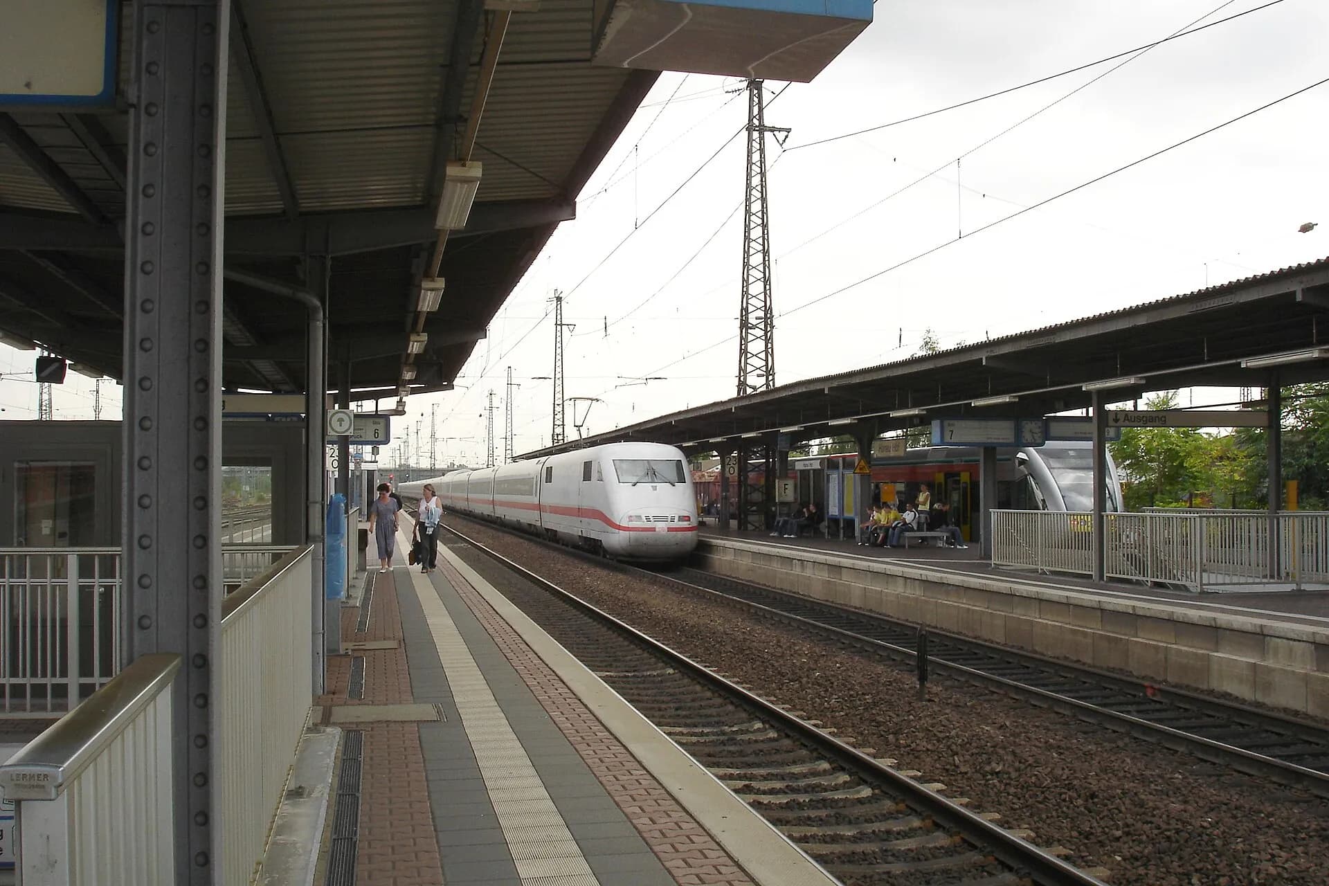 Fernzug am Bahnsteig des Hauptbahnhofs Hanau