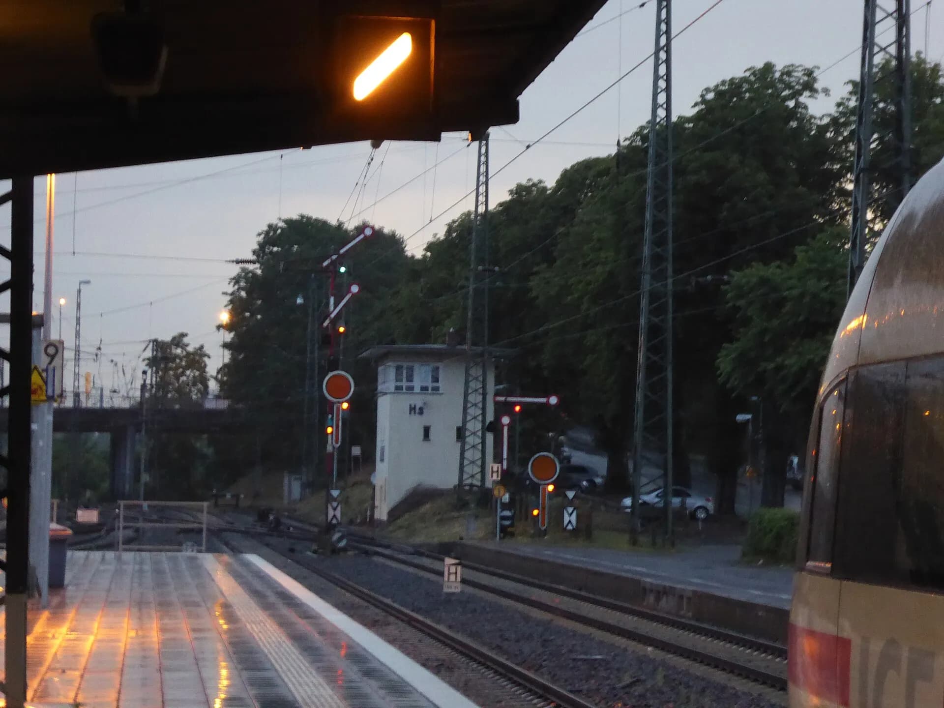 Formsignale am Hauptbahnhof Hanau in der Dämmerung