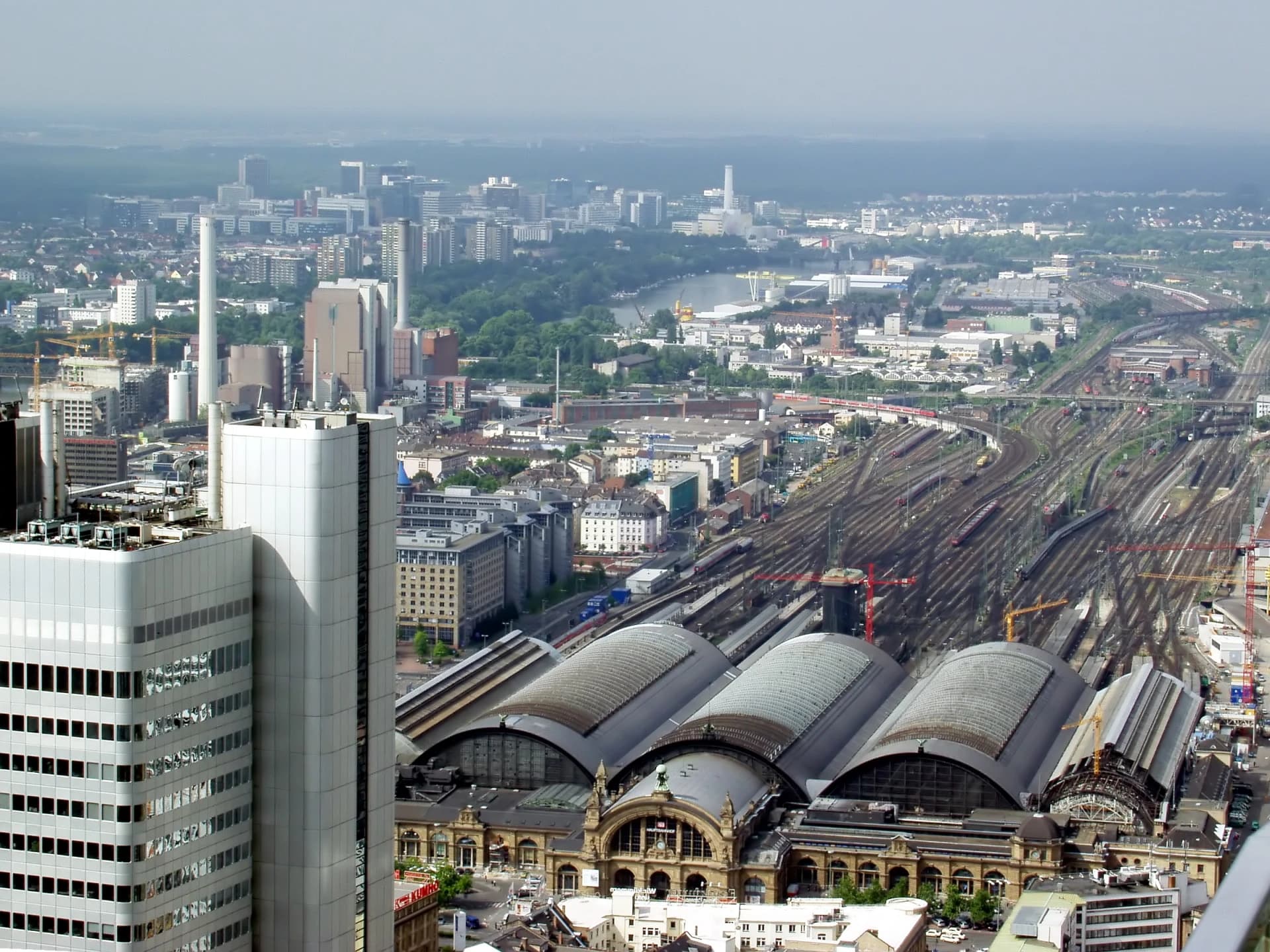 Frankfurter Hauptbahnhof im Bahnhofsviertel von oben