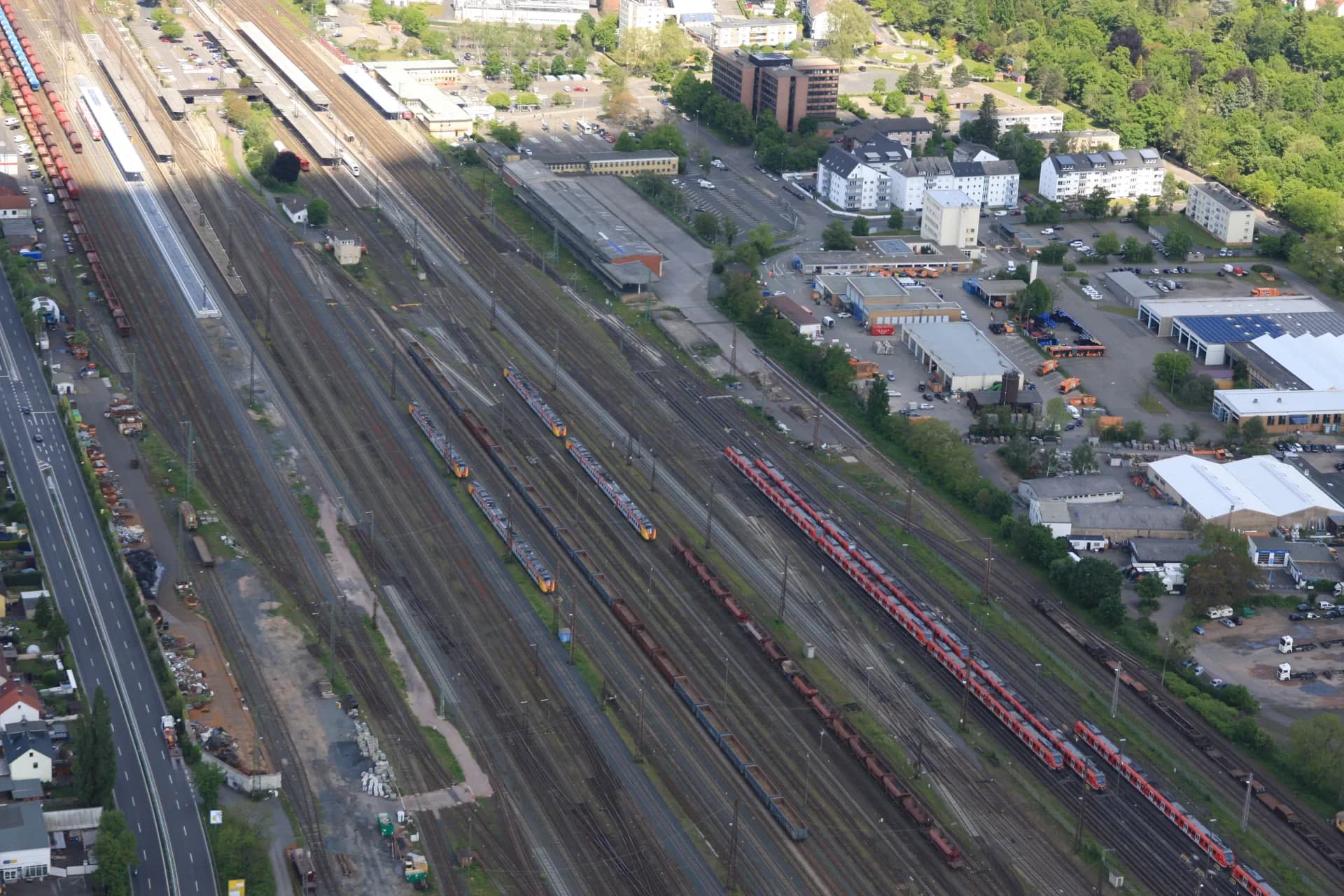 Luftbild der Gleisanlagen am Hauptbahnhof Hanau