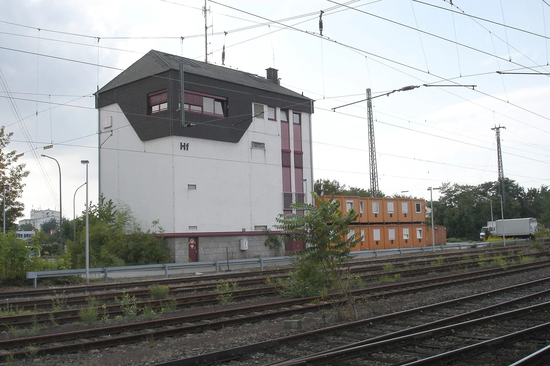 Stellwerk am Gleisfeld des Hauptbahnhofs Hanau