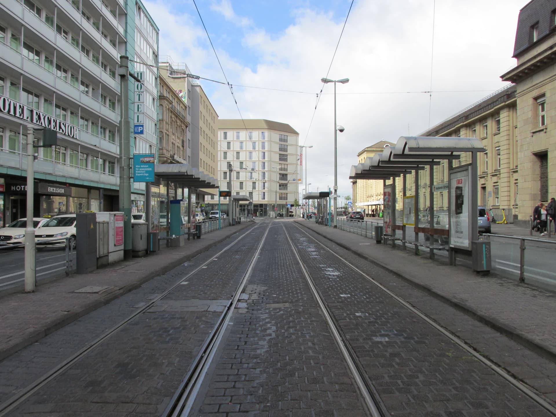 Straßenbahnhaltestelle Hauptbahnhof Süd im Frankfurter Gutleutviertel