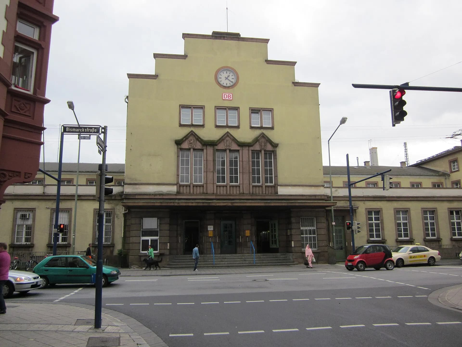 Hauptbahnhof Offenbach mit Vorplatz