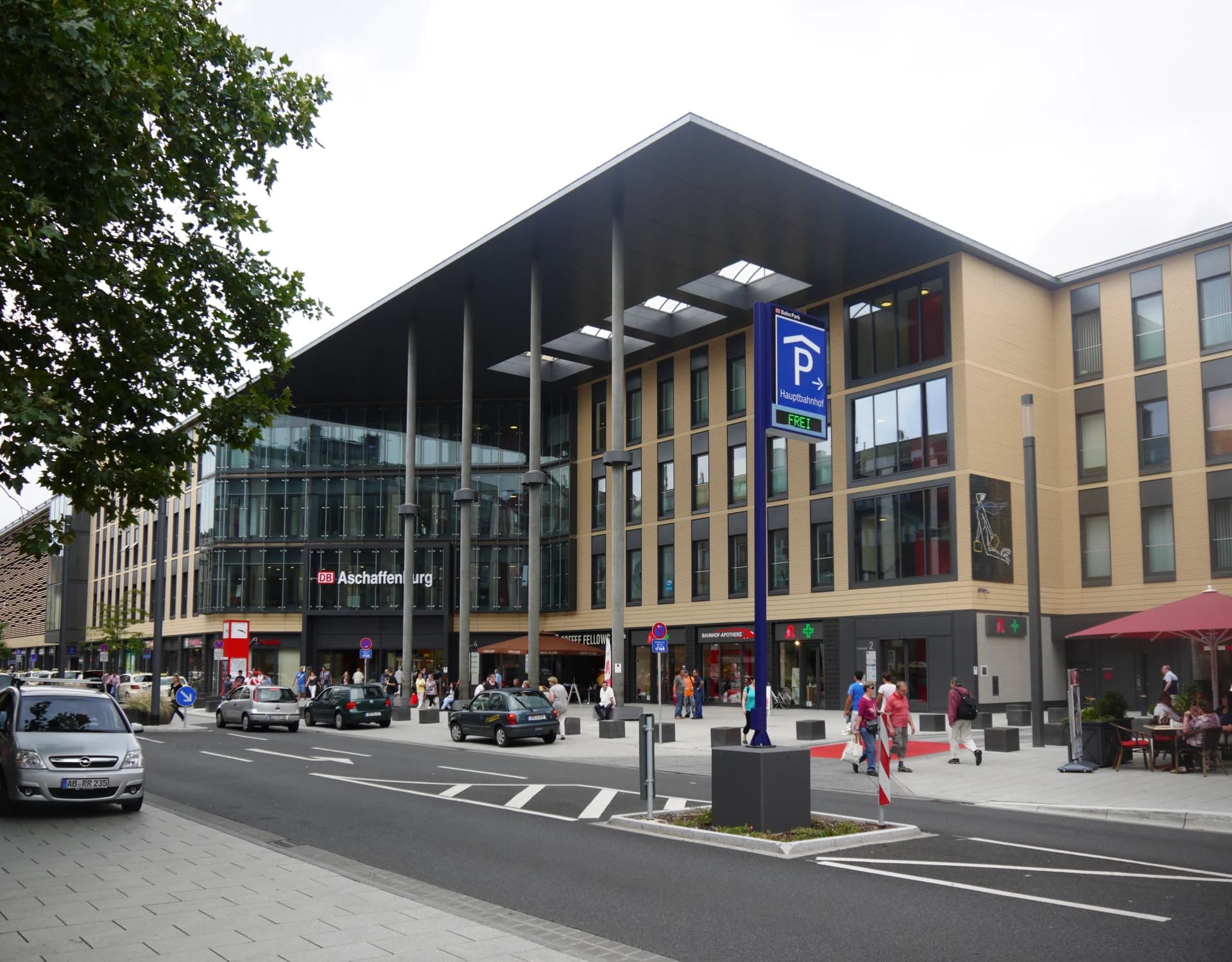 Hauptbahnhof Aschaffenburg mit Bahnhofsvorplatz