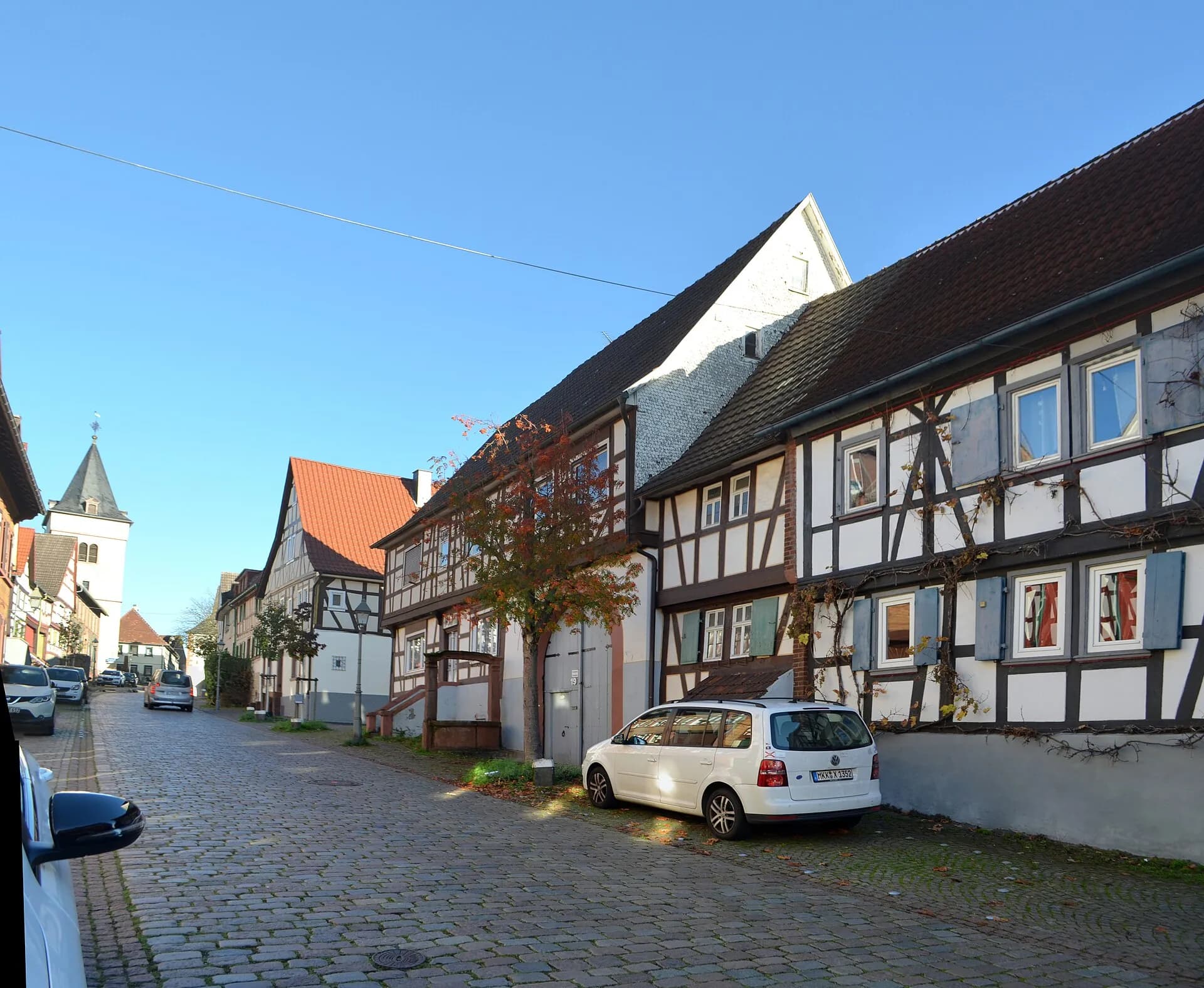 Hauptstraße mit Blick zum Kirchturm in Maintal-Hochstadt