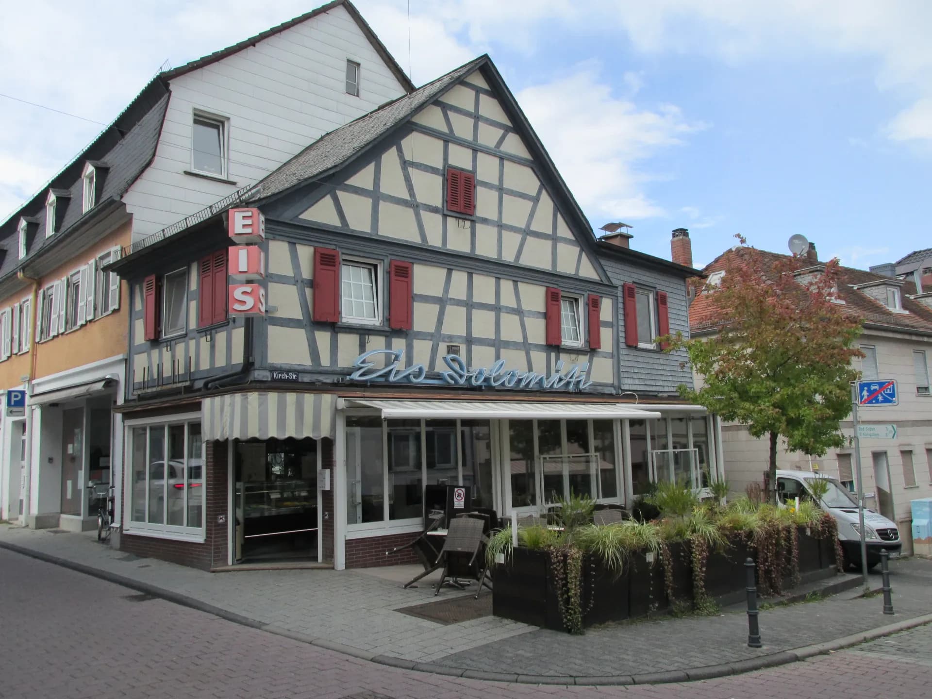 Fachwerk-Eckhaus mit Eiscafé an der Hauptstraße 24 in Königstein im Taunus