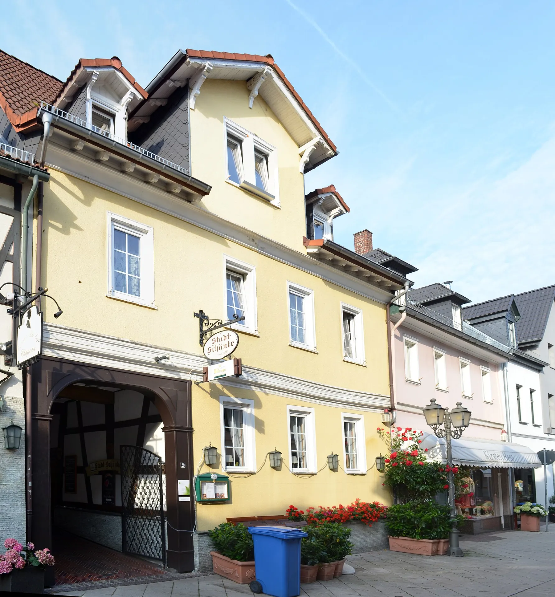 Wohnhaus mit Torbogen an der Hauptstraße 29 in Königstein im Taunus