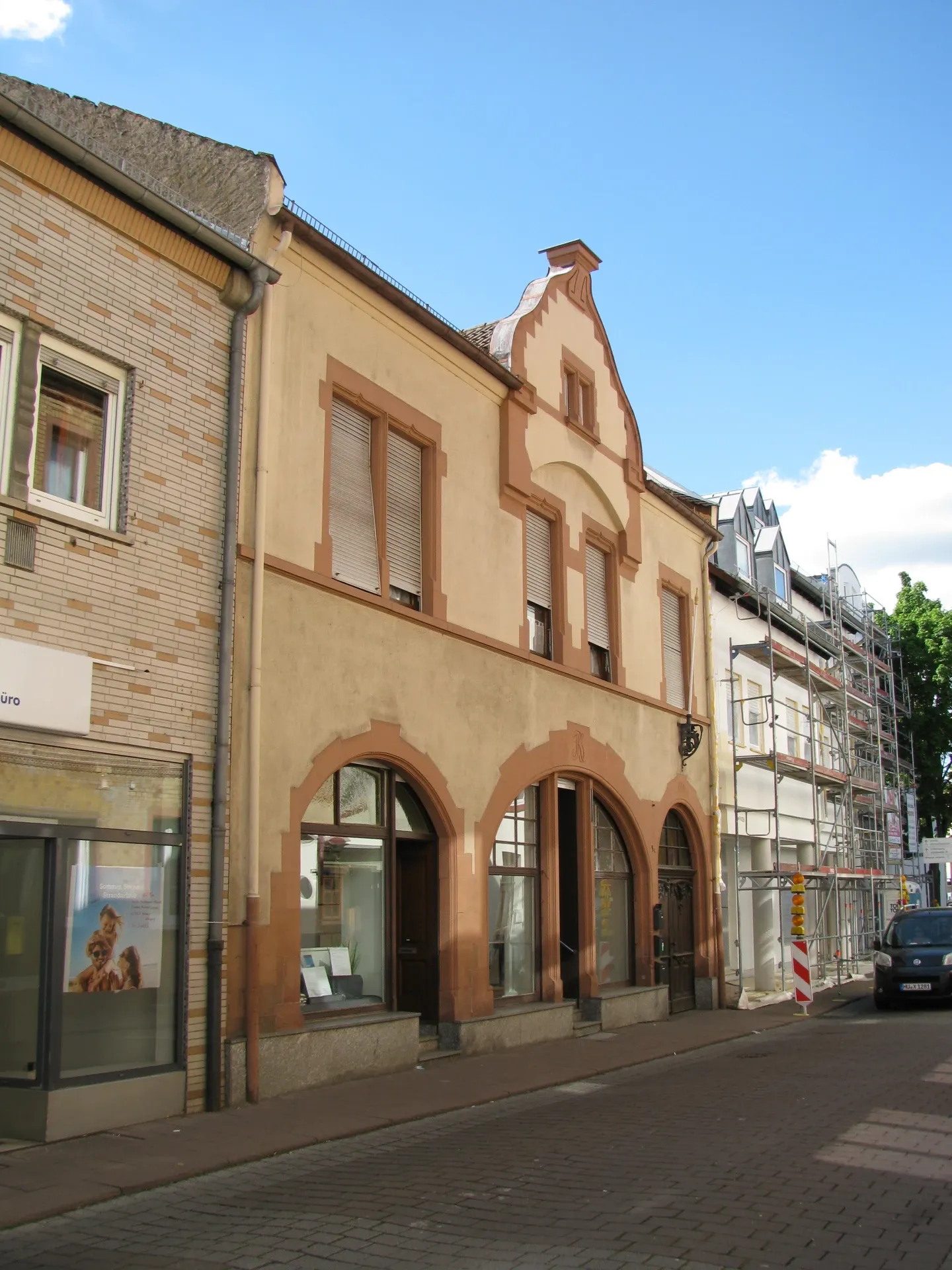Geschäftshaus mit Schweifgiebel in der Hauptstraße in Hanau-Großauheim