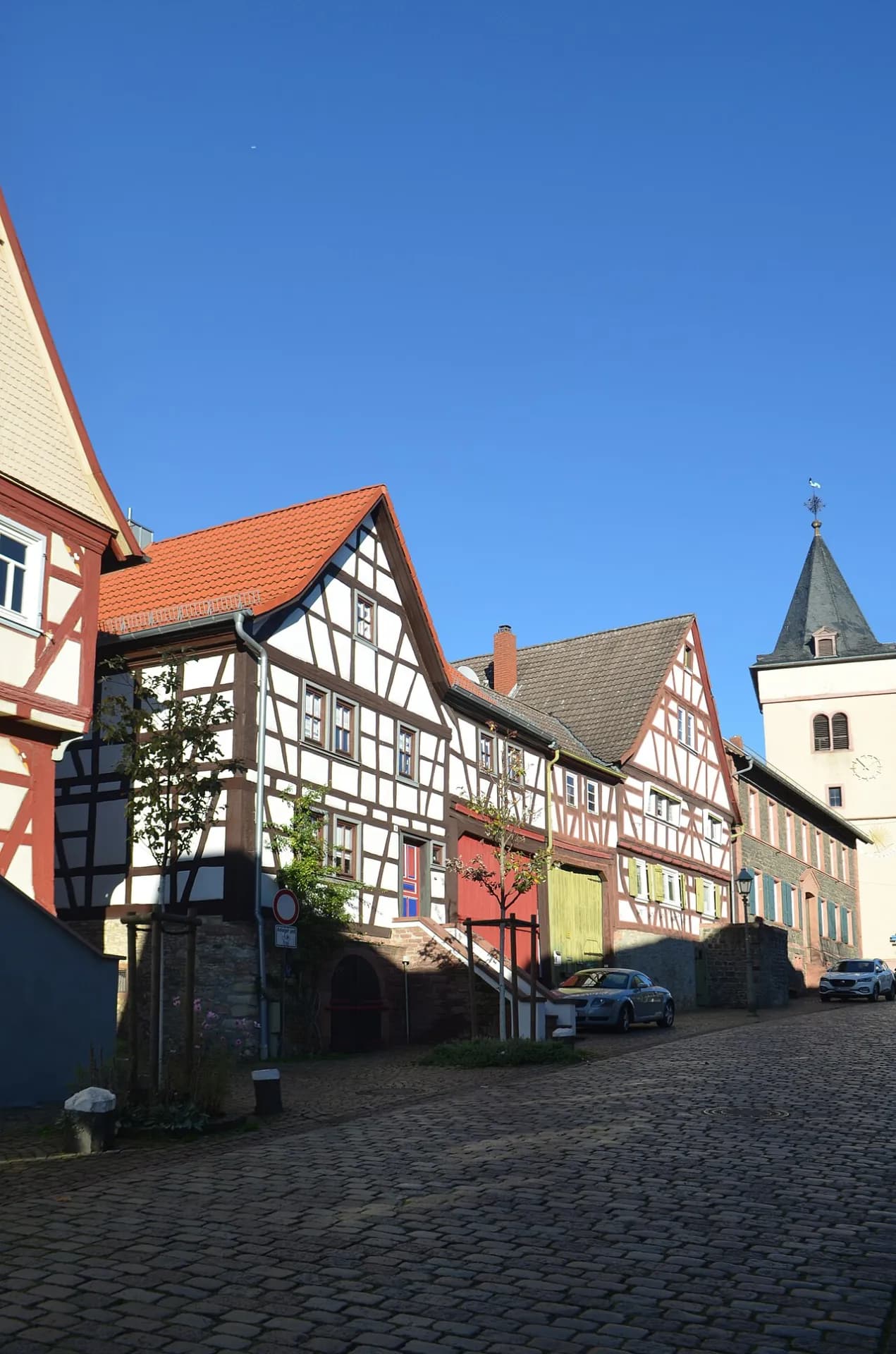 Straßenzug Hauptstraße 8 bis 4 mit Kirchturm in Maintal-Hochstadt