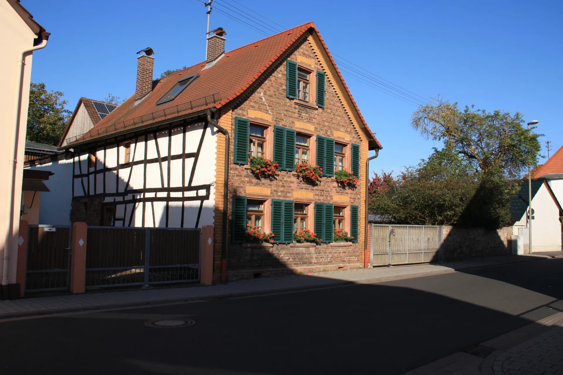 Wohnbebauung an der Hauptstraße in Großwelzheim, Karlstein am Main
