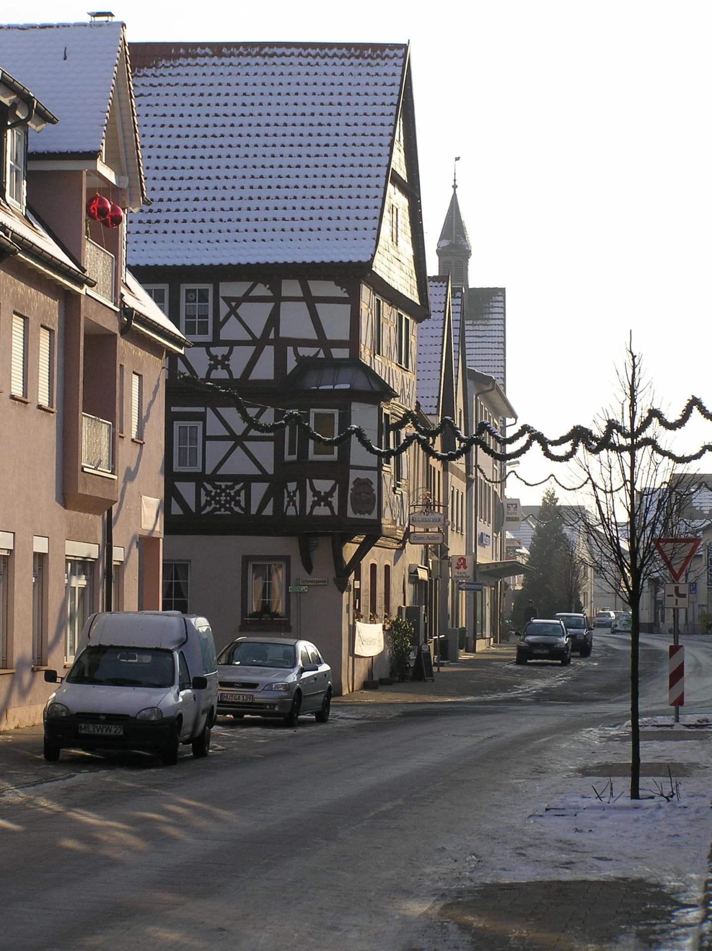 Hauptstraße mit Fachwerkhaus und Kirchturm in Großwallstadt