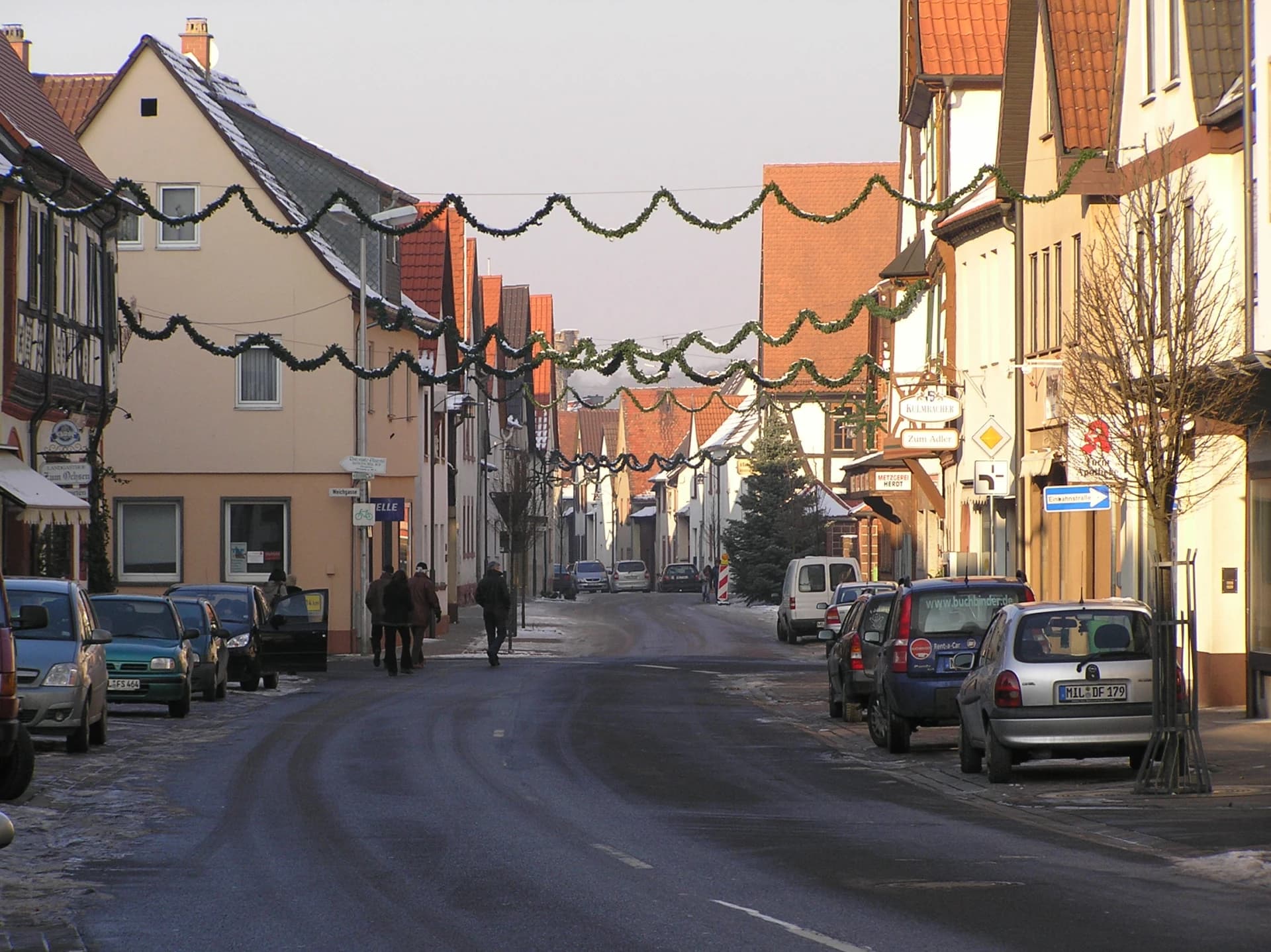 Ortsdurchfahrt entlang der Hauptstraße in Großwallstadt