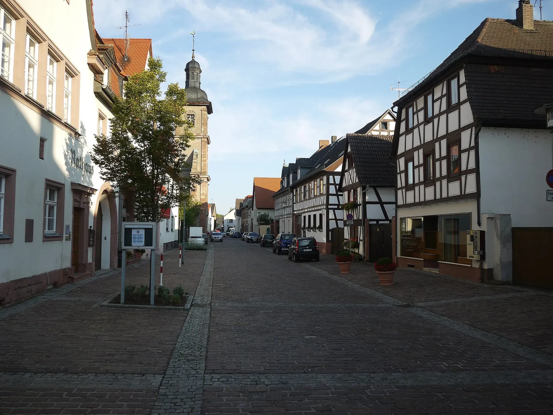 Hauptstraße im Ortskern von Aschaffenburg-Obernau mit Blick zum Kirchturm