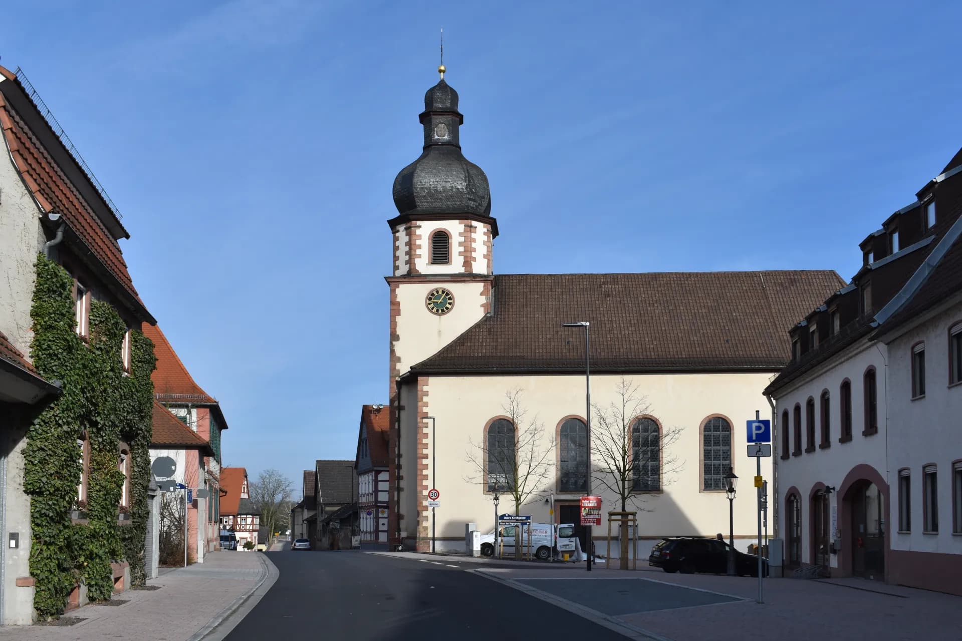 Hauptstraße mit St. Leonhard in Stockstadt am Main