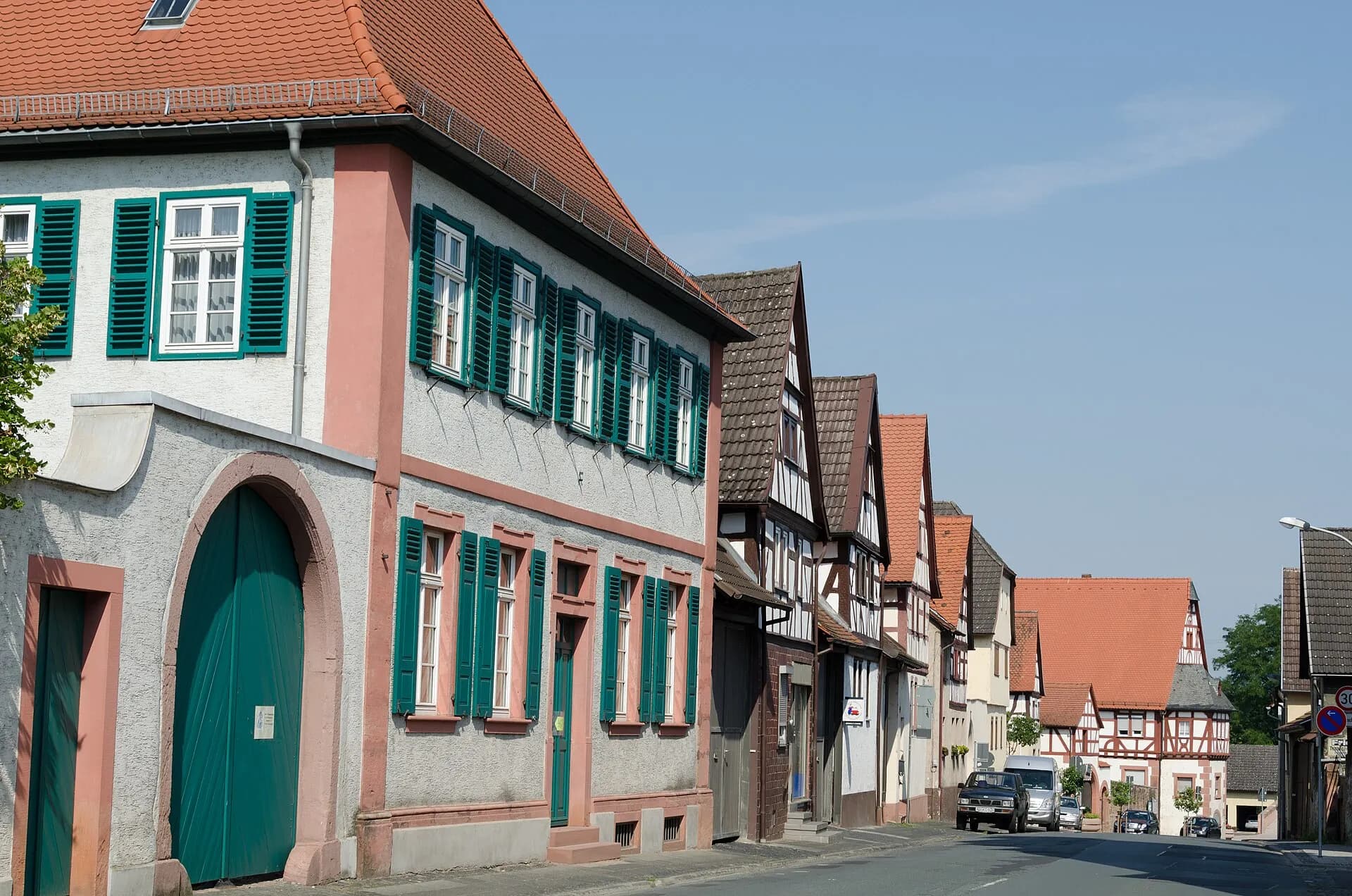 Westseite der Hauptstraße in Stockstadt am Main